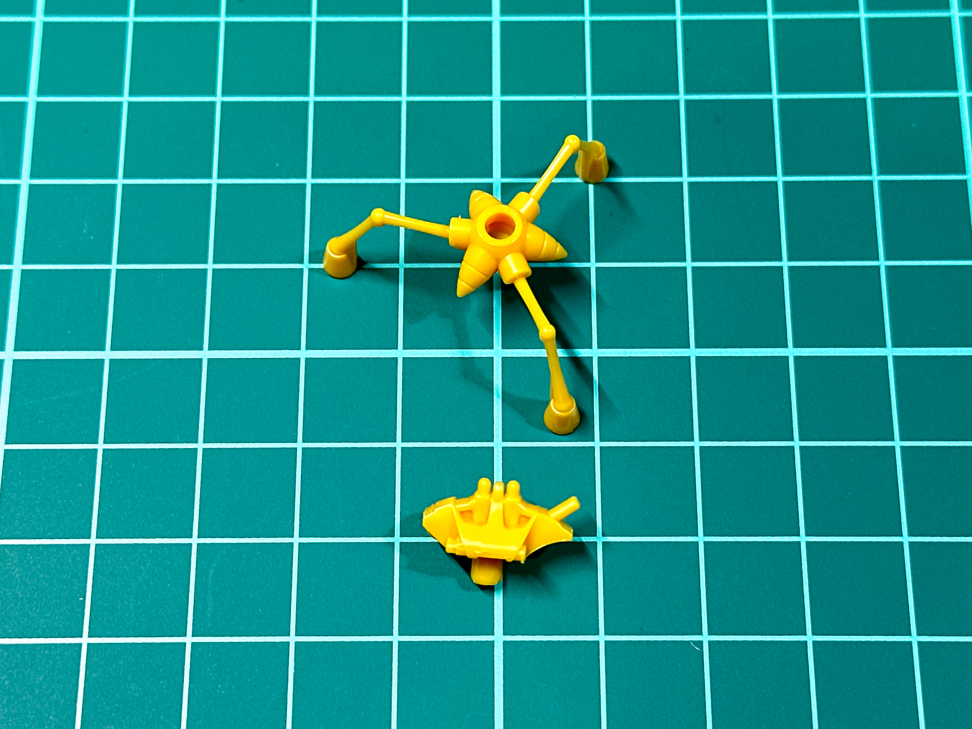 組み立て前のジョング。上部と下部の2分割となっています。