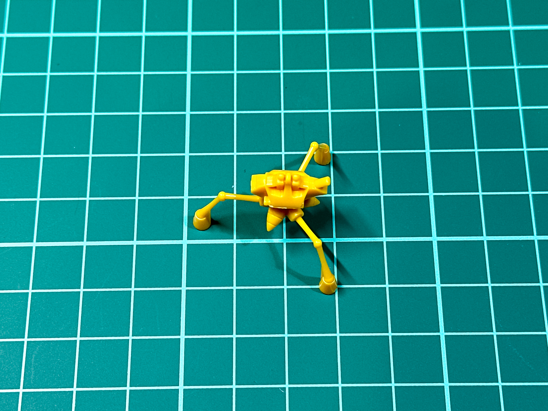 組み立てが完了したジョングにはパイロットの造形も確認できます。