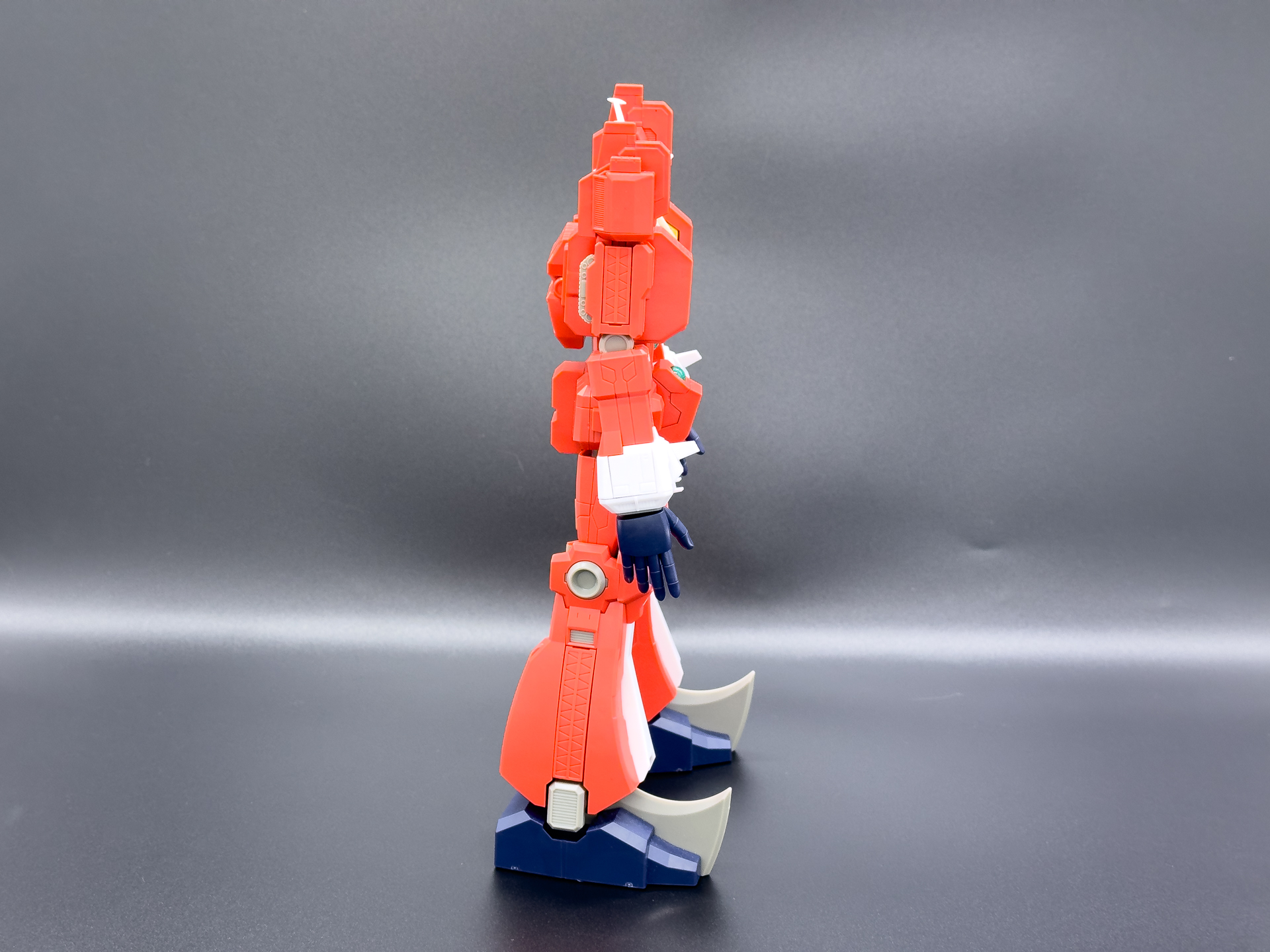 側面からも整ったシルエットが見られます。