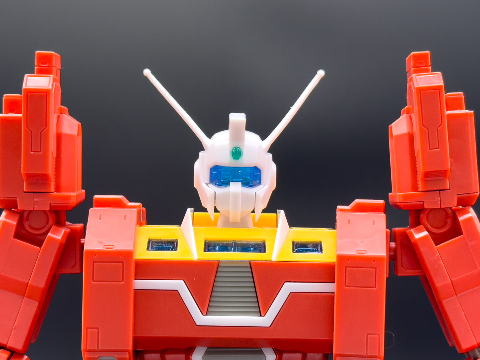 バイザー外部にモールドあり。バイザーパーツはマスクパーツを取り外すことで交換できます