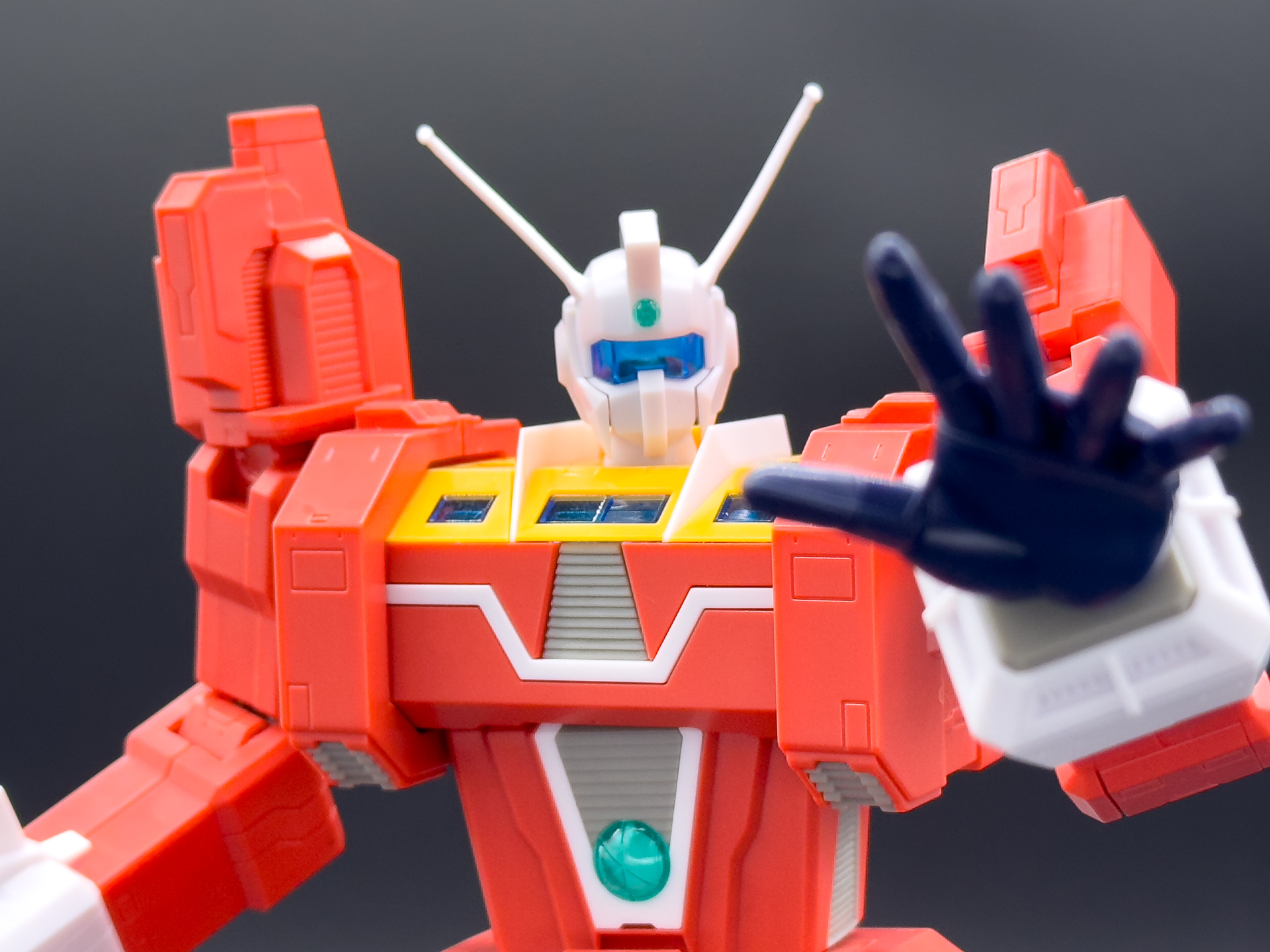 表情のある開き手パーツを使用することで躍動感のあるポージングを行なうことが可能です。