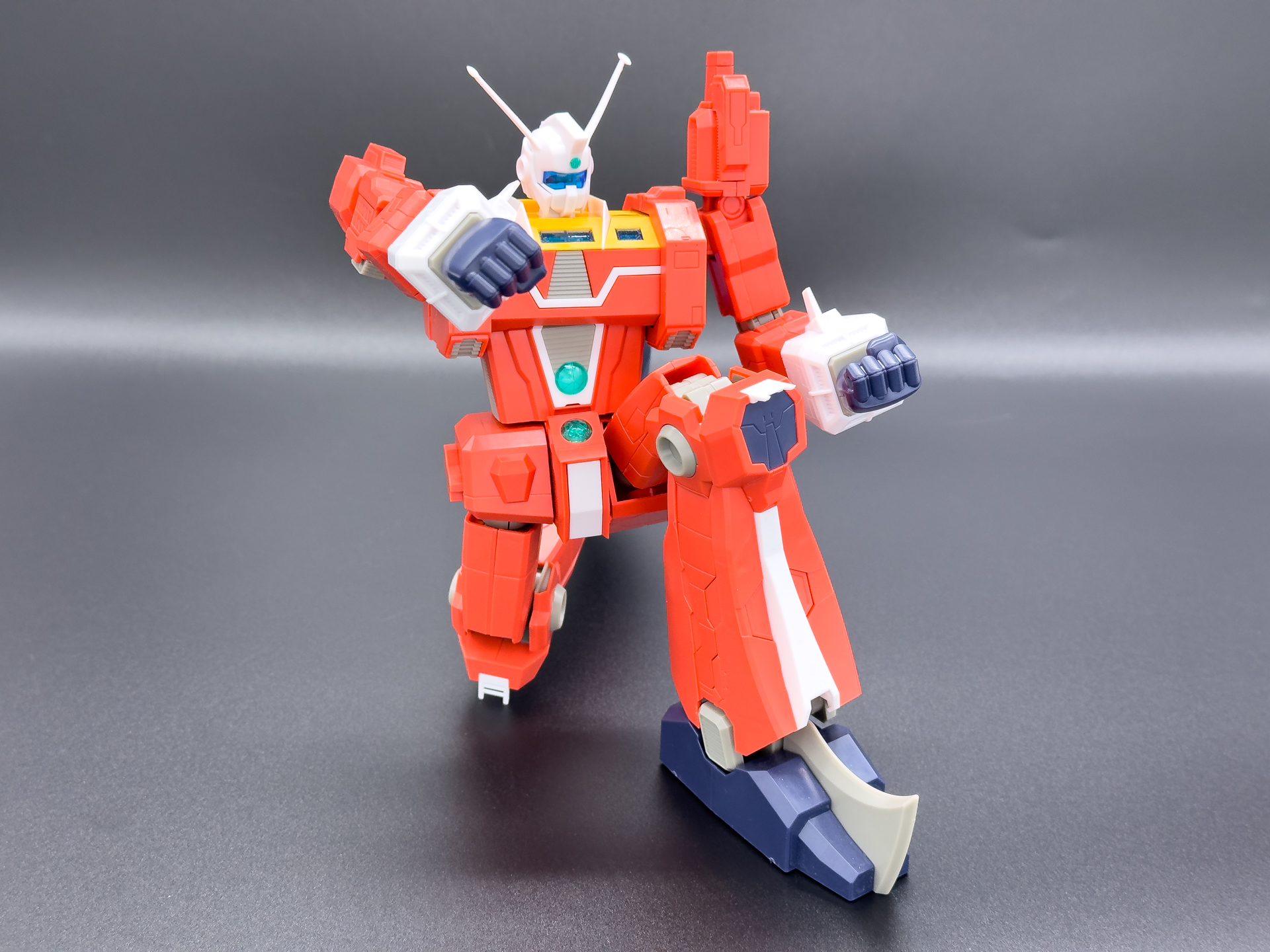 膝立ちをさせたイデオン。膝立ちでも安定してポーズをとらせることができました。