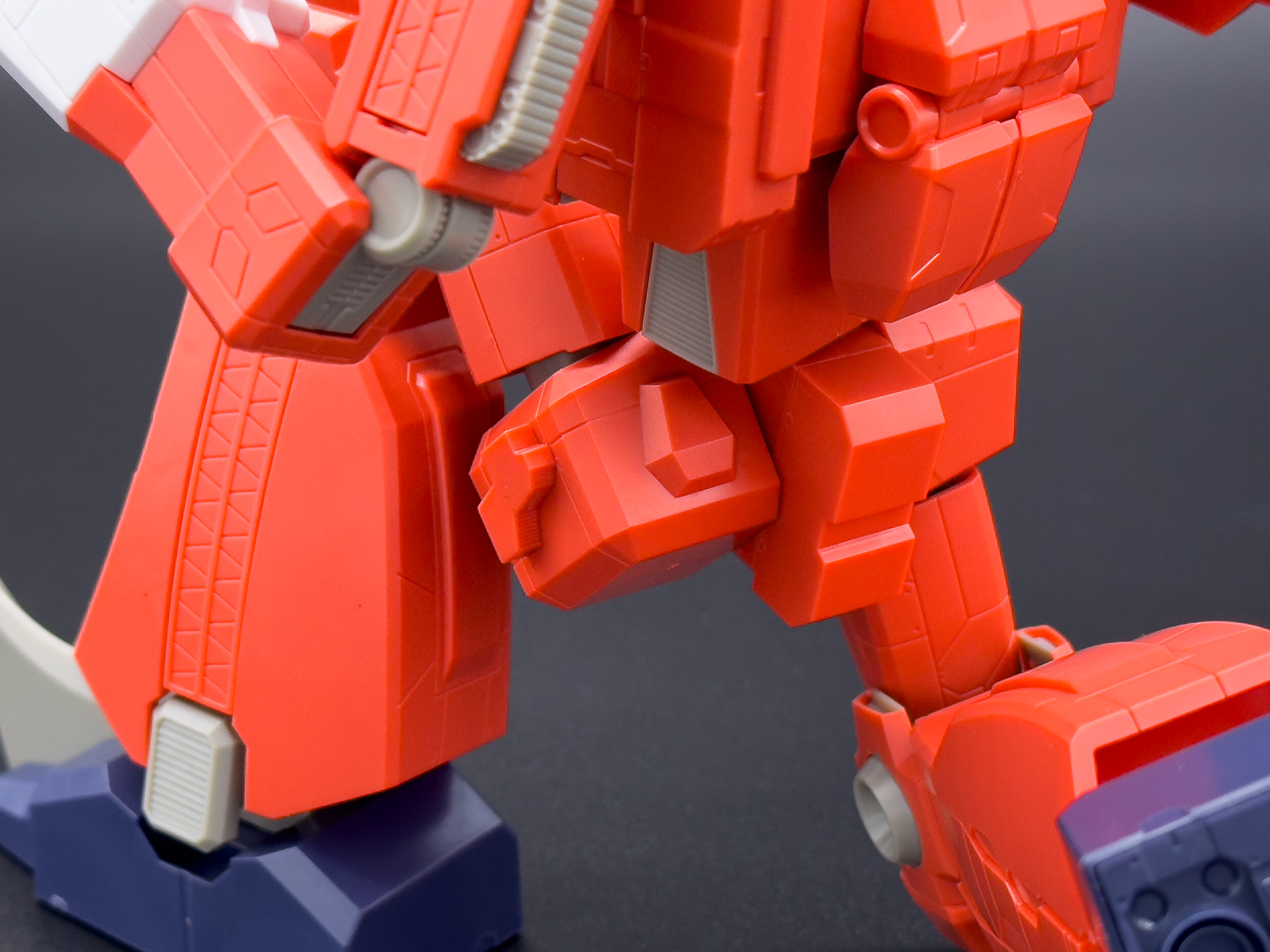 股関節は脚部との接続軸が丸ごと回転することで大きく足を挙げることができました。