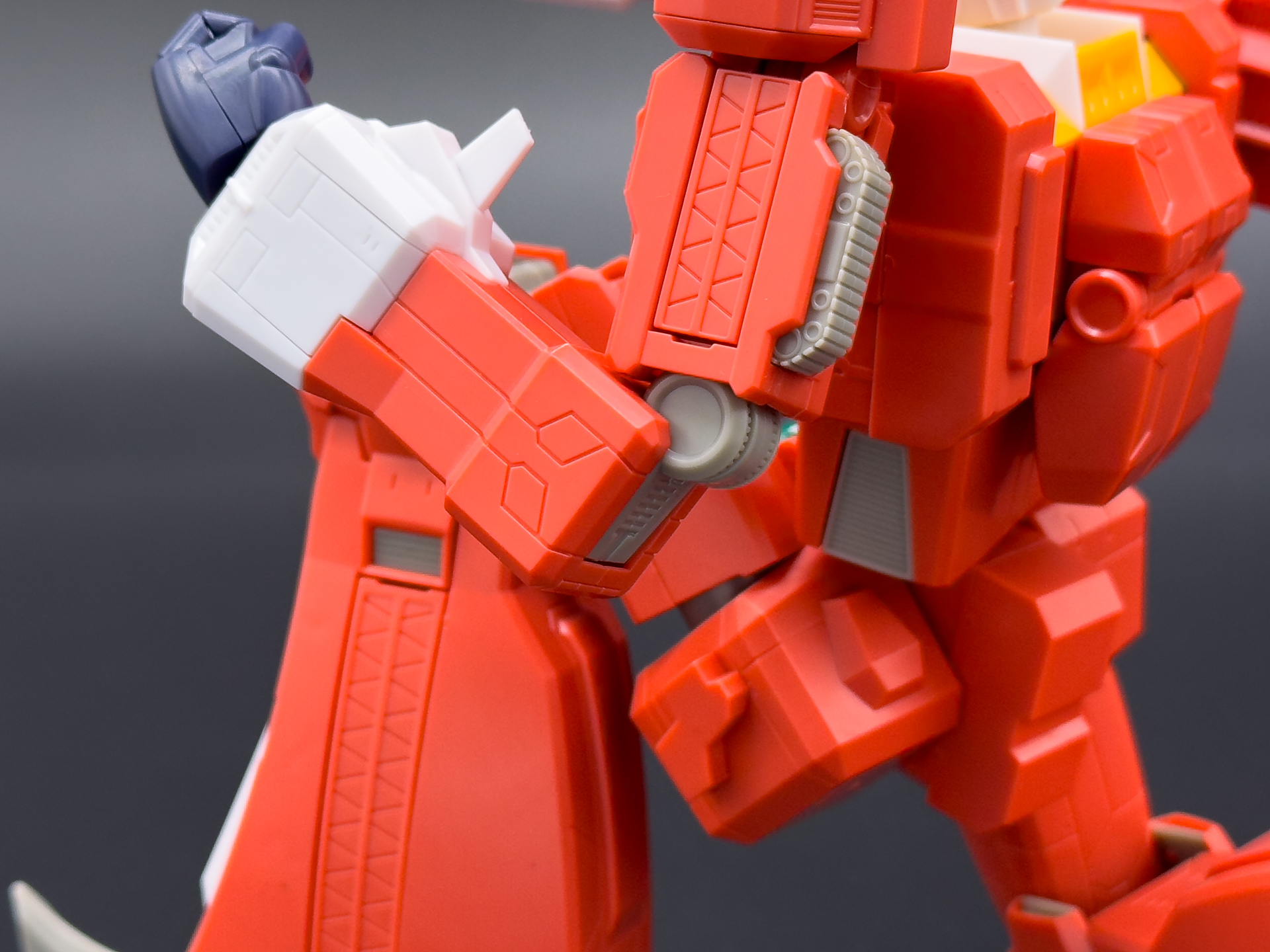 肘関節は可動時に内部フレームが関節の隙間を埋めてくれるので可動時に違和感がありません。