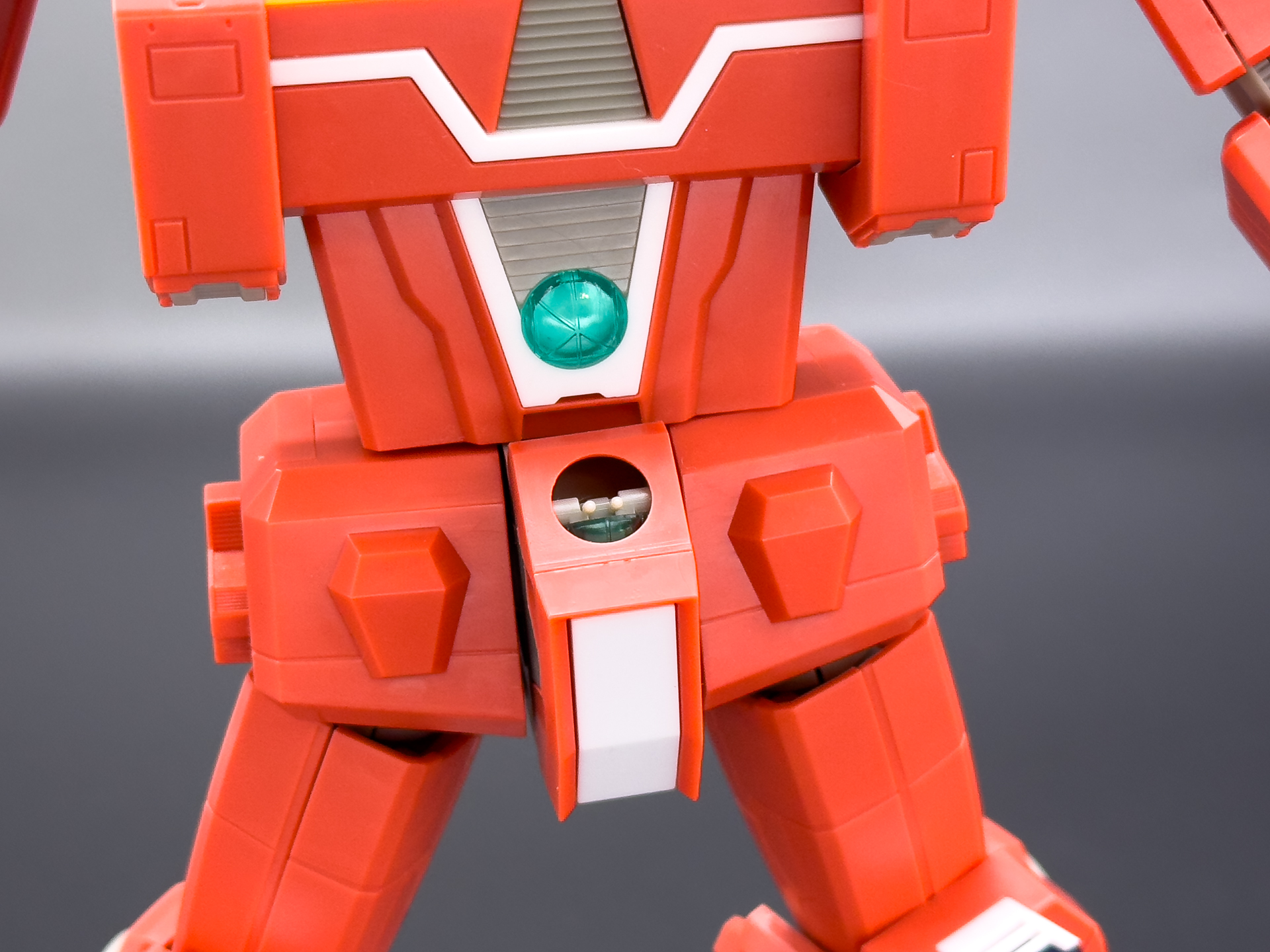 グレンキャノンを展開した腰部。細かい箇所も妥協なく造形されています。