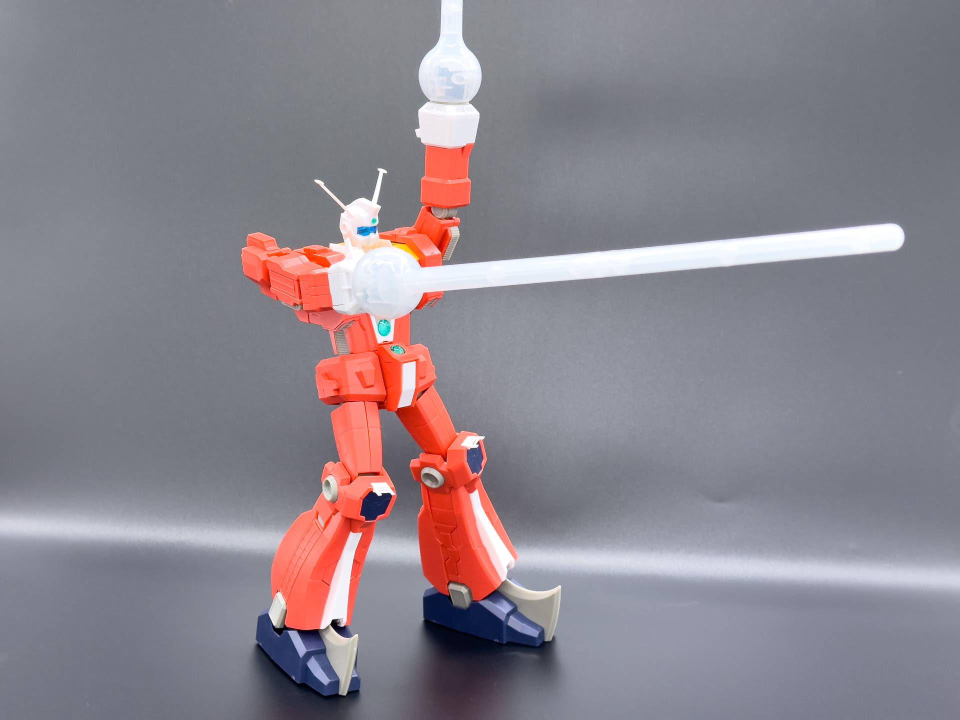 イデオンソードは全長約260mmあるため、迫力があります。