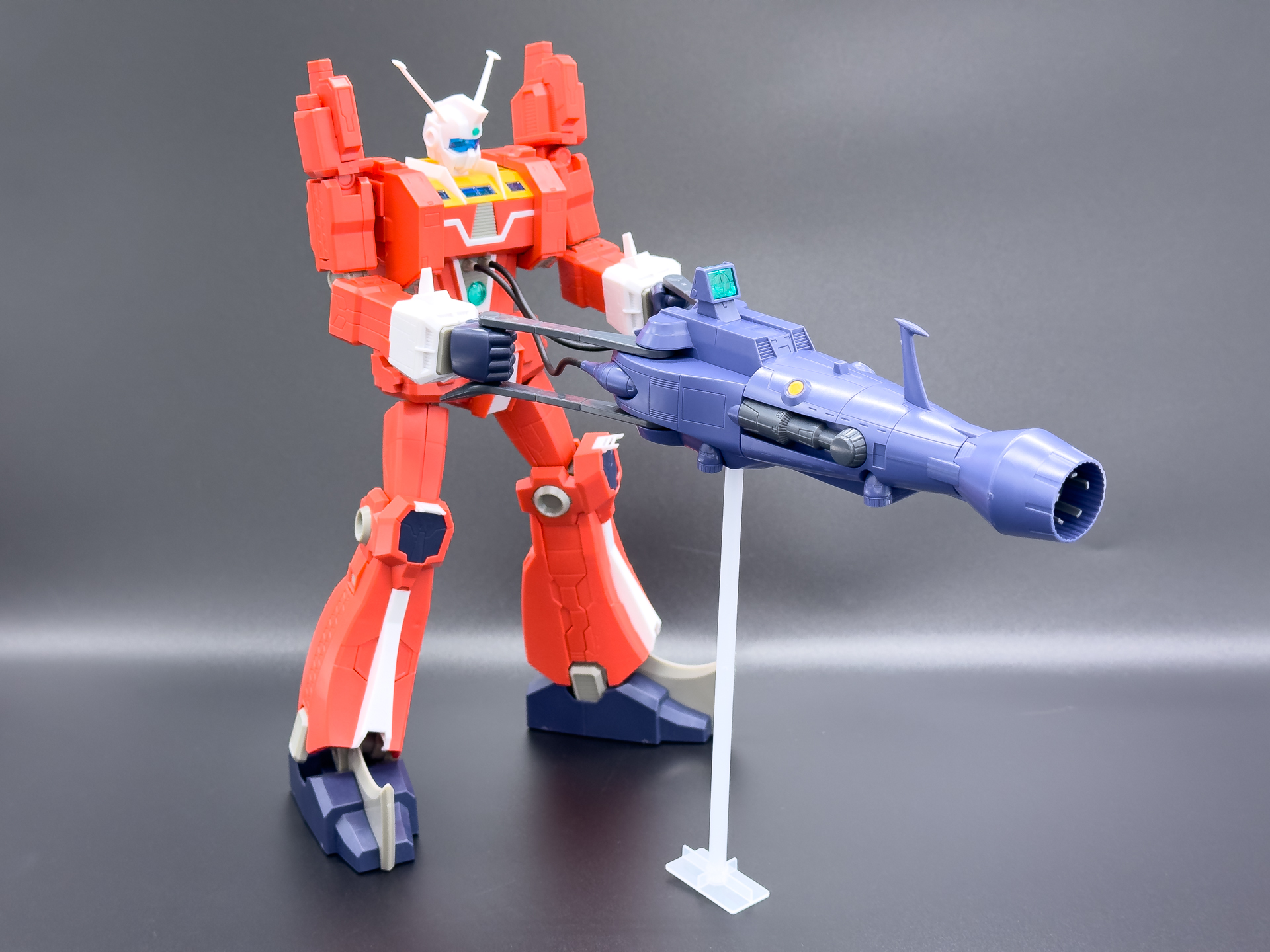 波動ガンを把持したポージングは専用スタンドの補助もあり安定してポーズさせることが可能です。