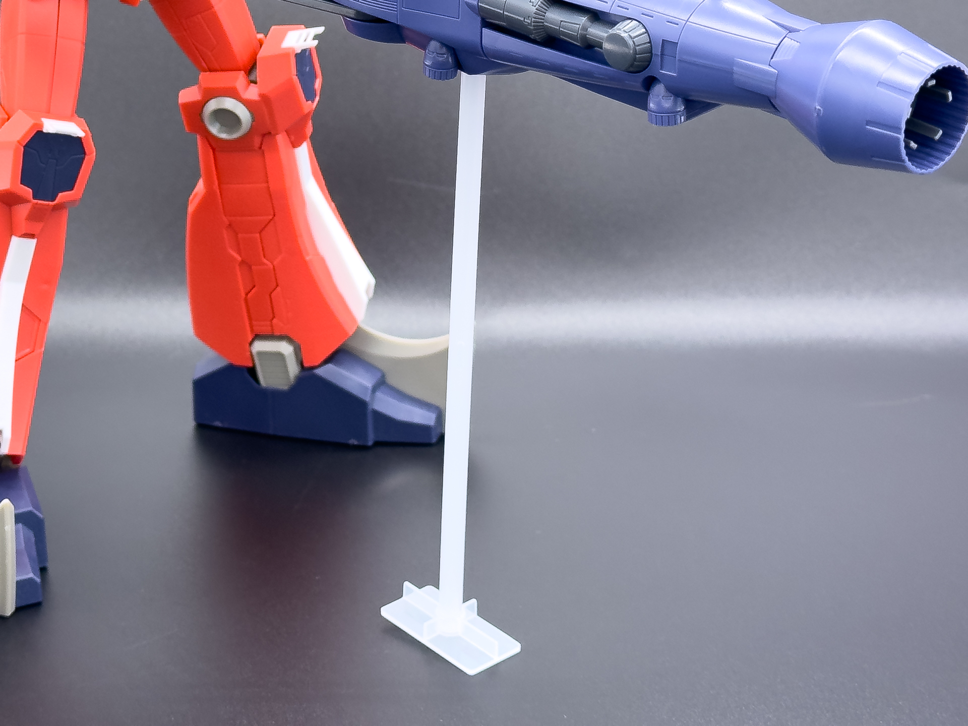 専用スタンドはクリアホワイトによる成型です。