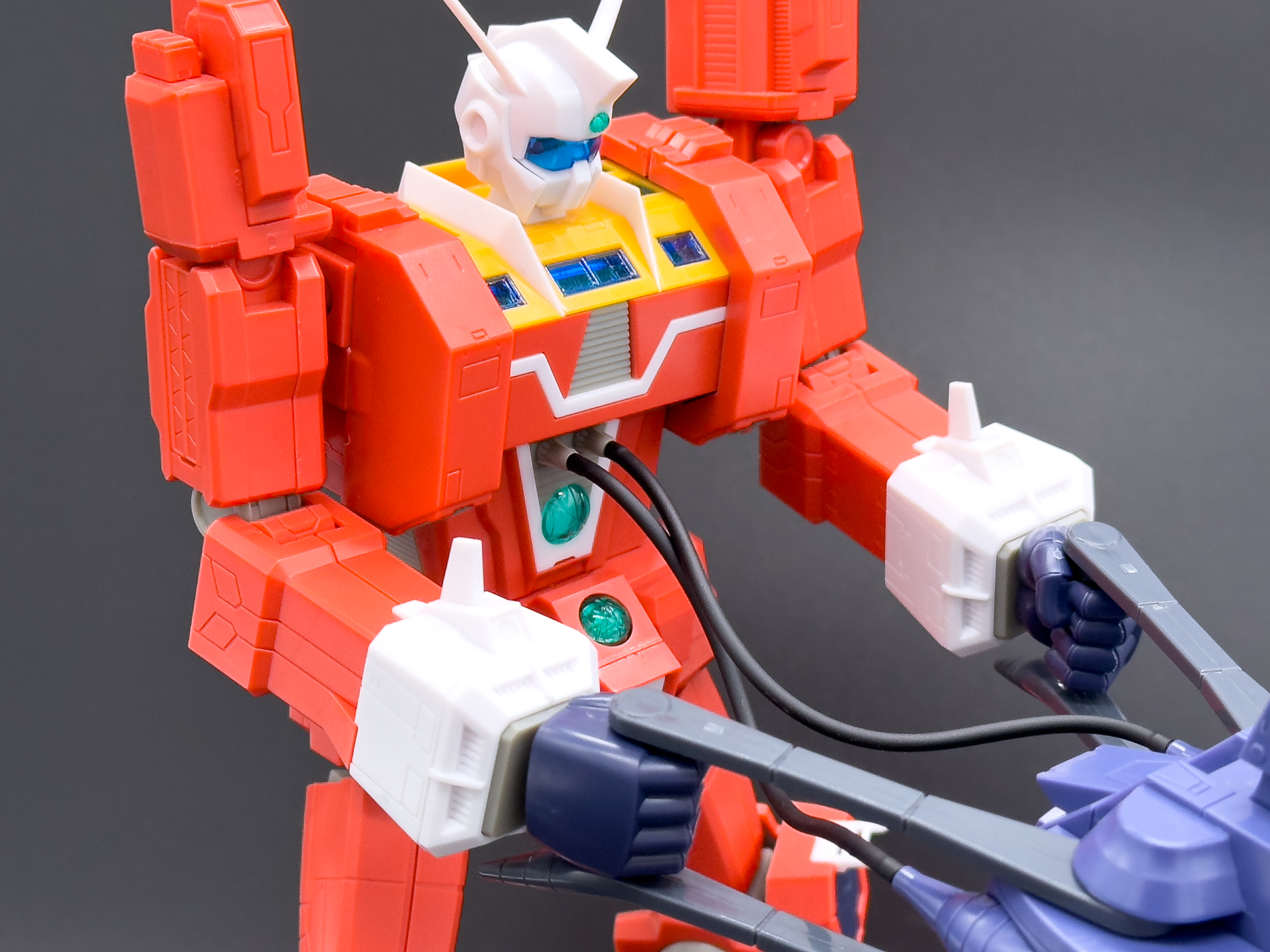 イデオンとの接続に使用される動力パイプは軟質素材のため、ポージングに干渉しません。