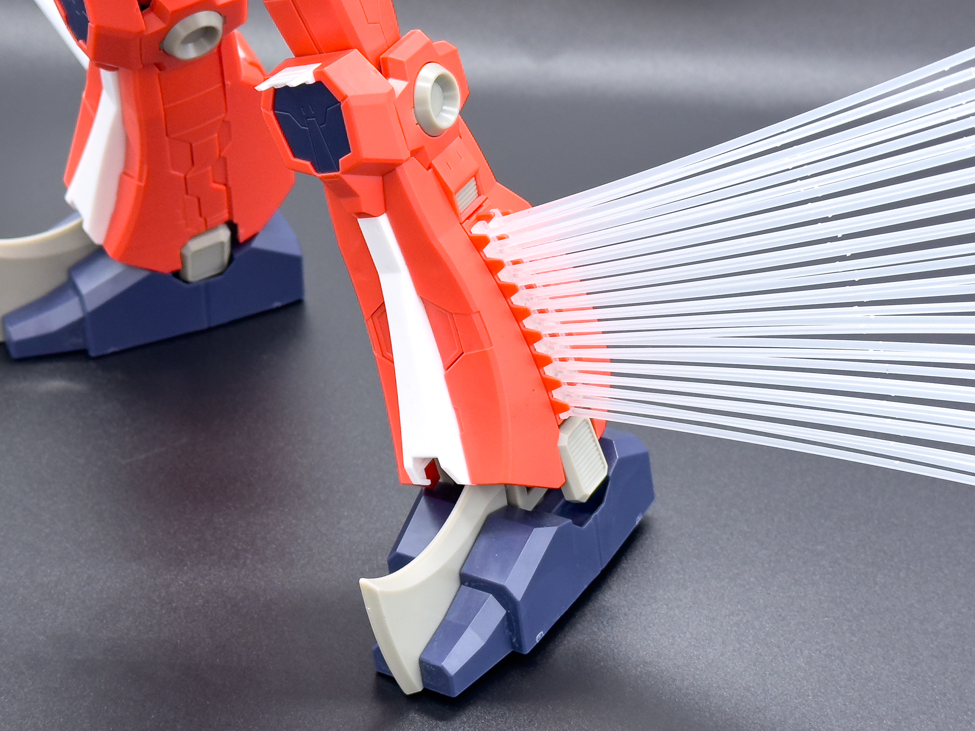 脚部のミサイルは並列2列にて発射されます。