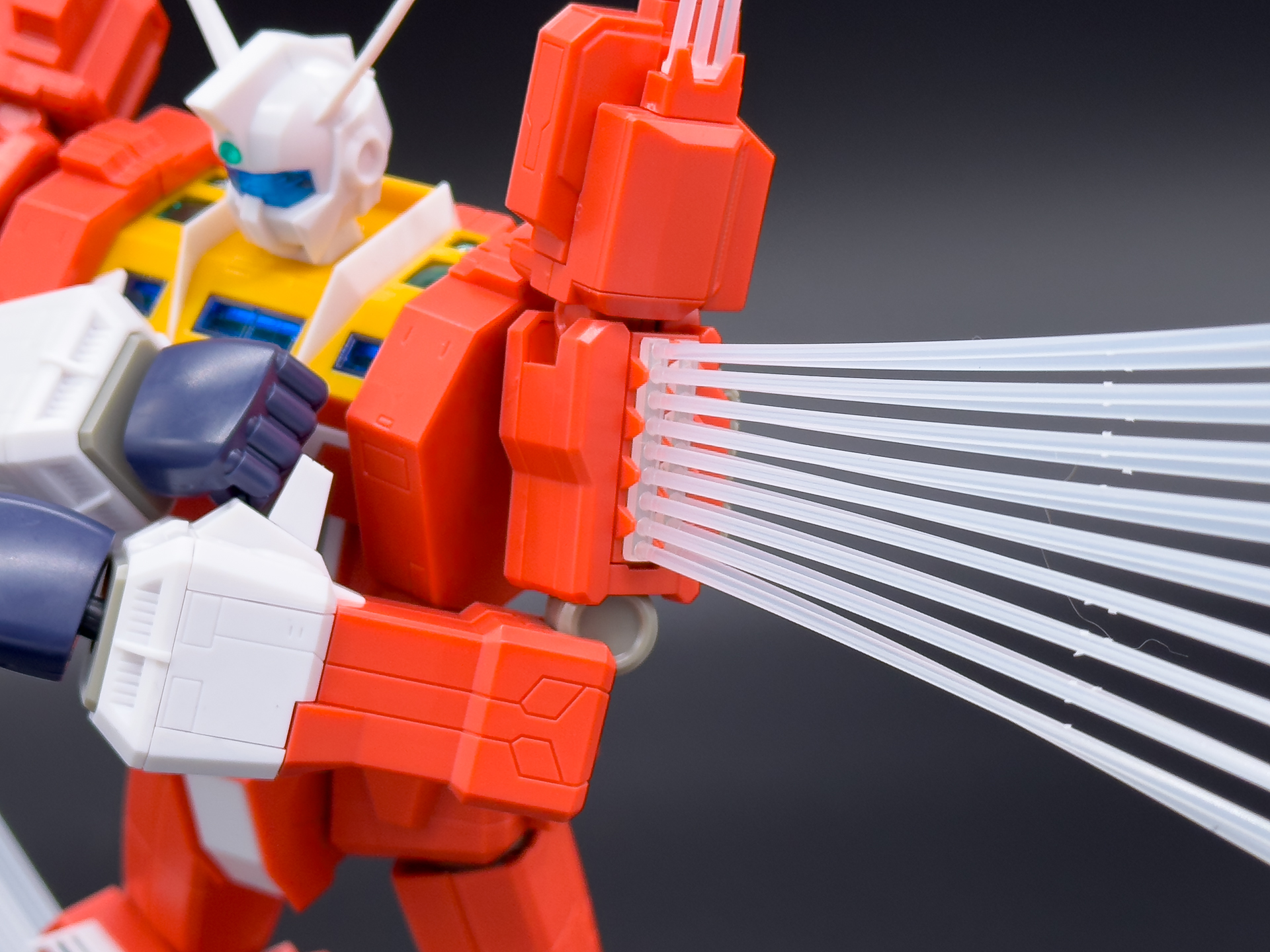 腕部のミサイルも脚部と同様に並列2列となっています。