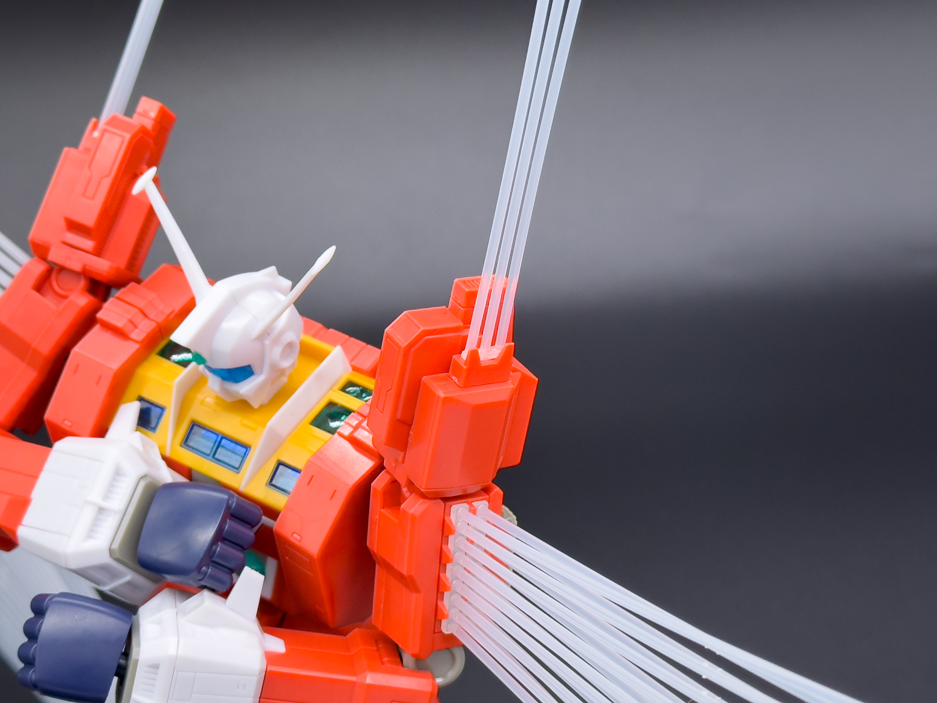 肩部のミサイルは3連装となっています。