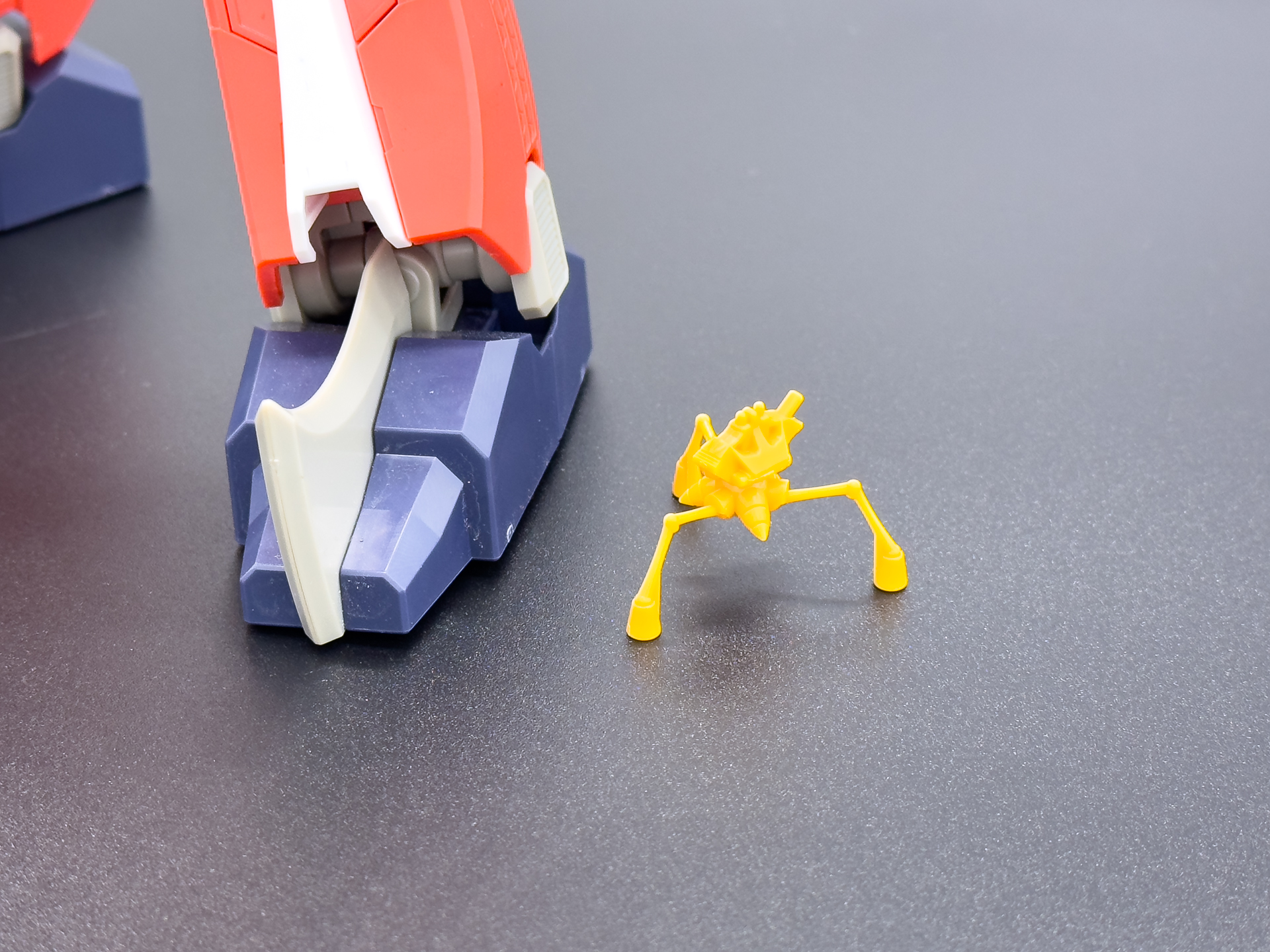 足元に置いたジョング。イデオンの大きさを強調してくれます。