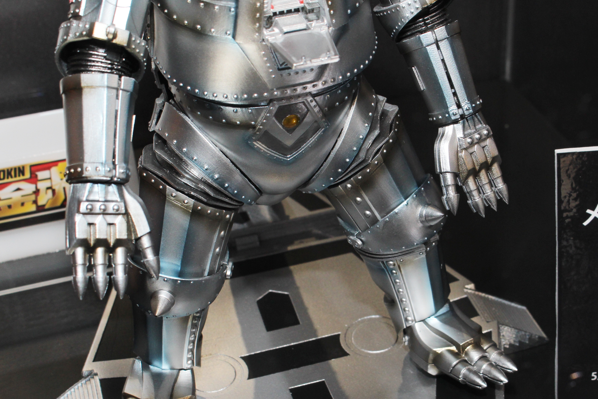 鈍い輝きのシルバーに金属が焼けたときのブルーや焦げ色を塗装で表現している