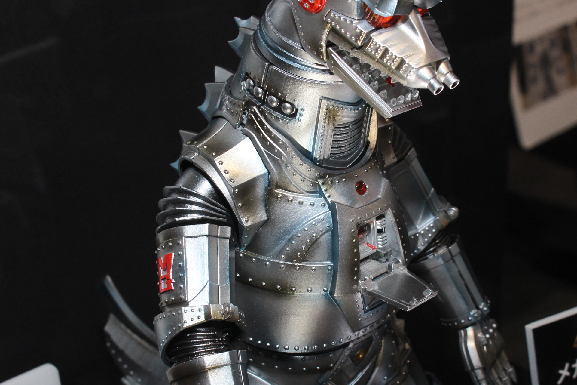 スライド金型による成形により、全身の特徴的なリベットを表現