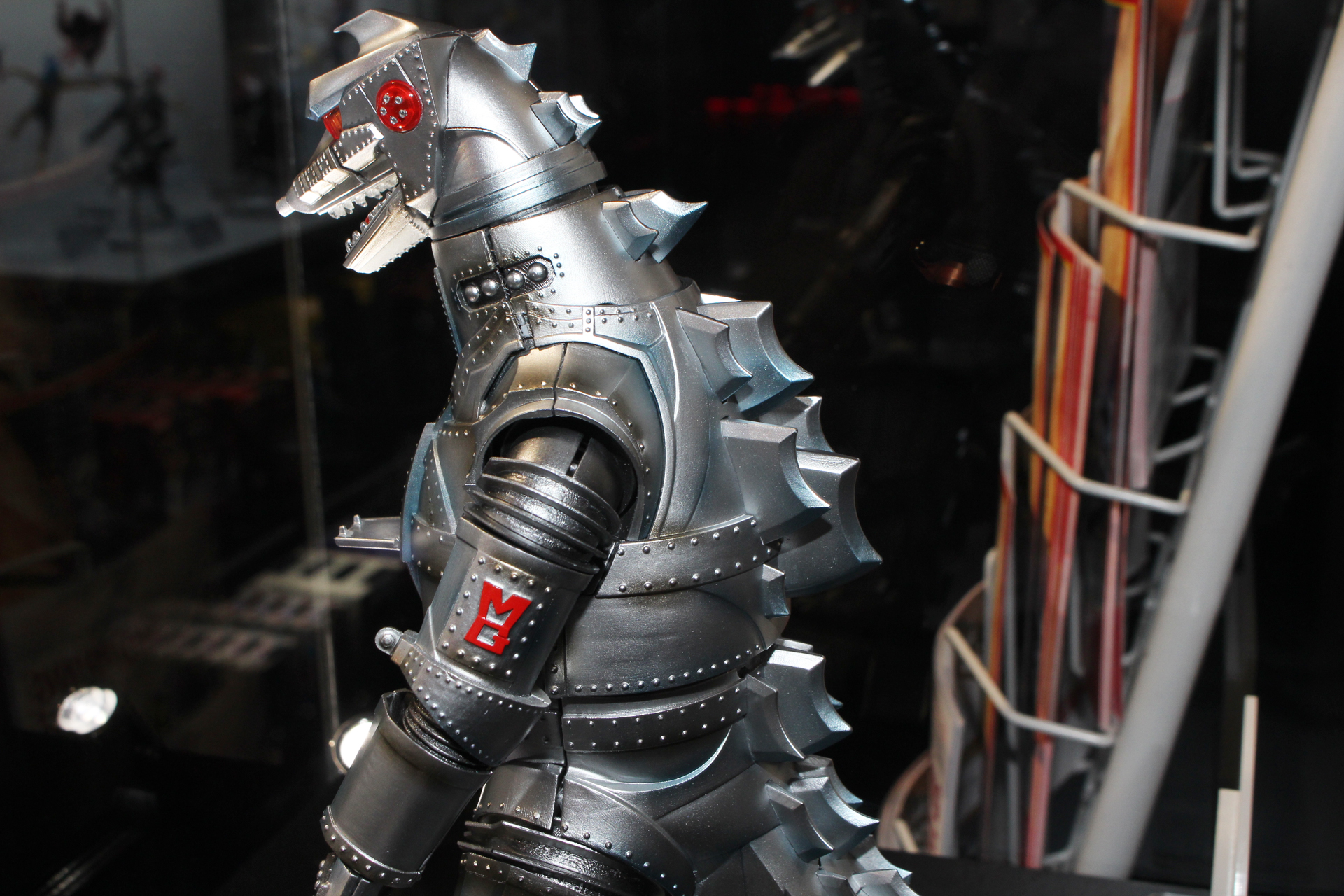 背中の無数のヒレは、発光＆サウンドギミックのスイッチとなっている