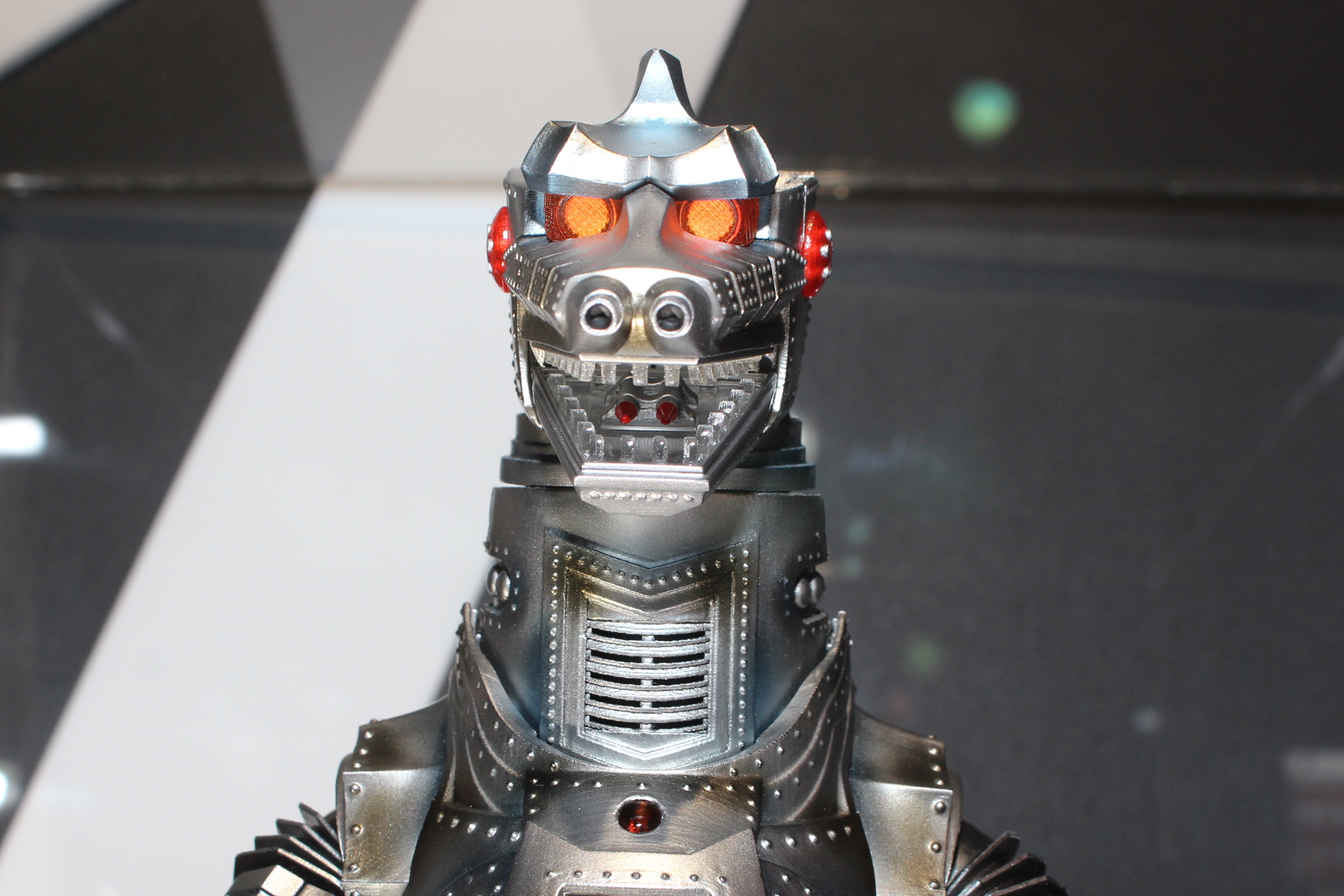 眼にはマルチカラーLEDを採用。音声によって異なる色に輝く