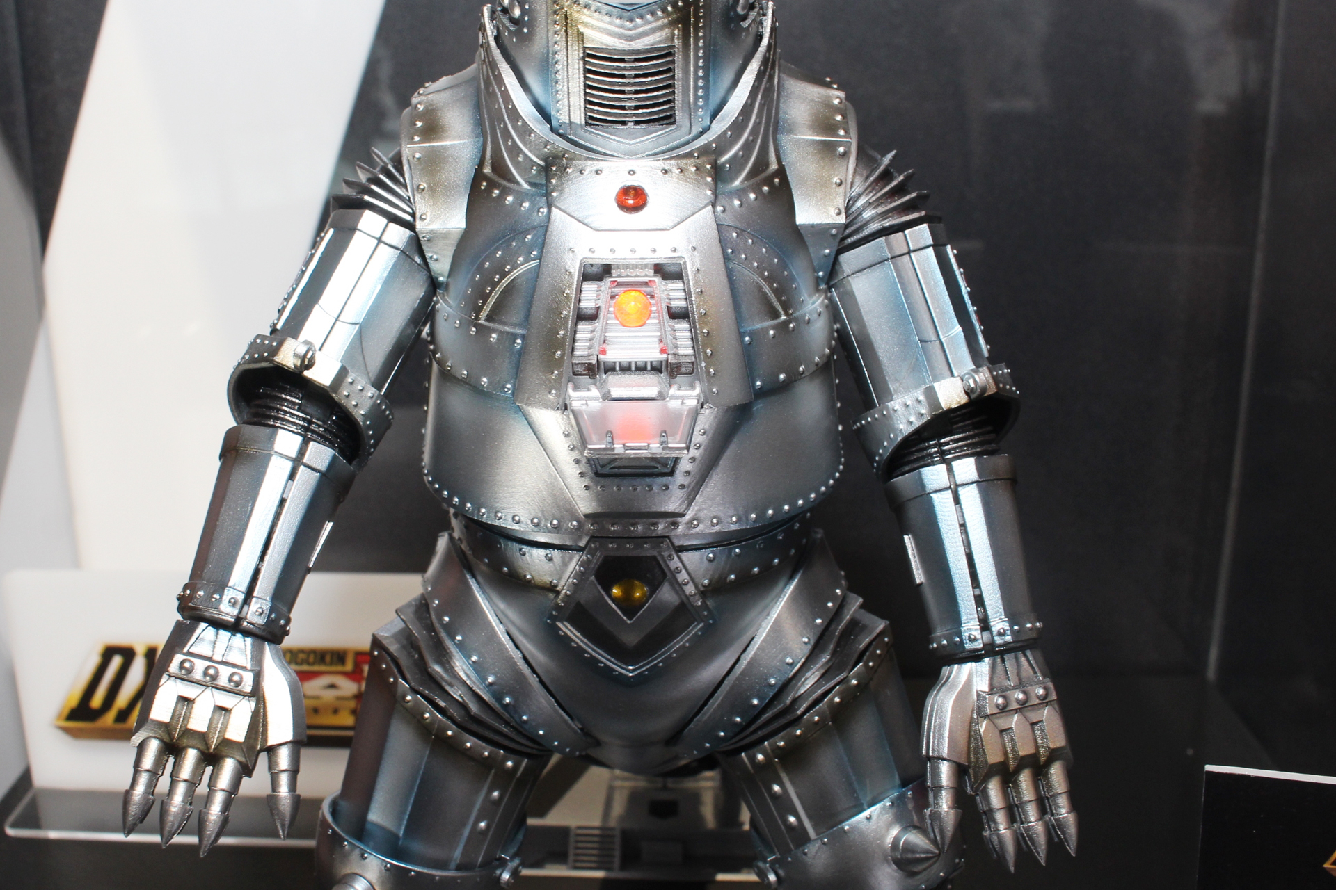 胸のハッチは、クロスアタックビーム発射の音声とともに展開する