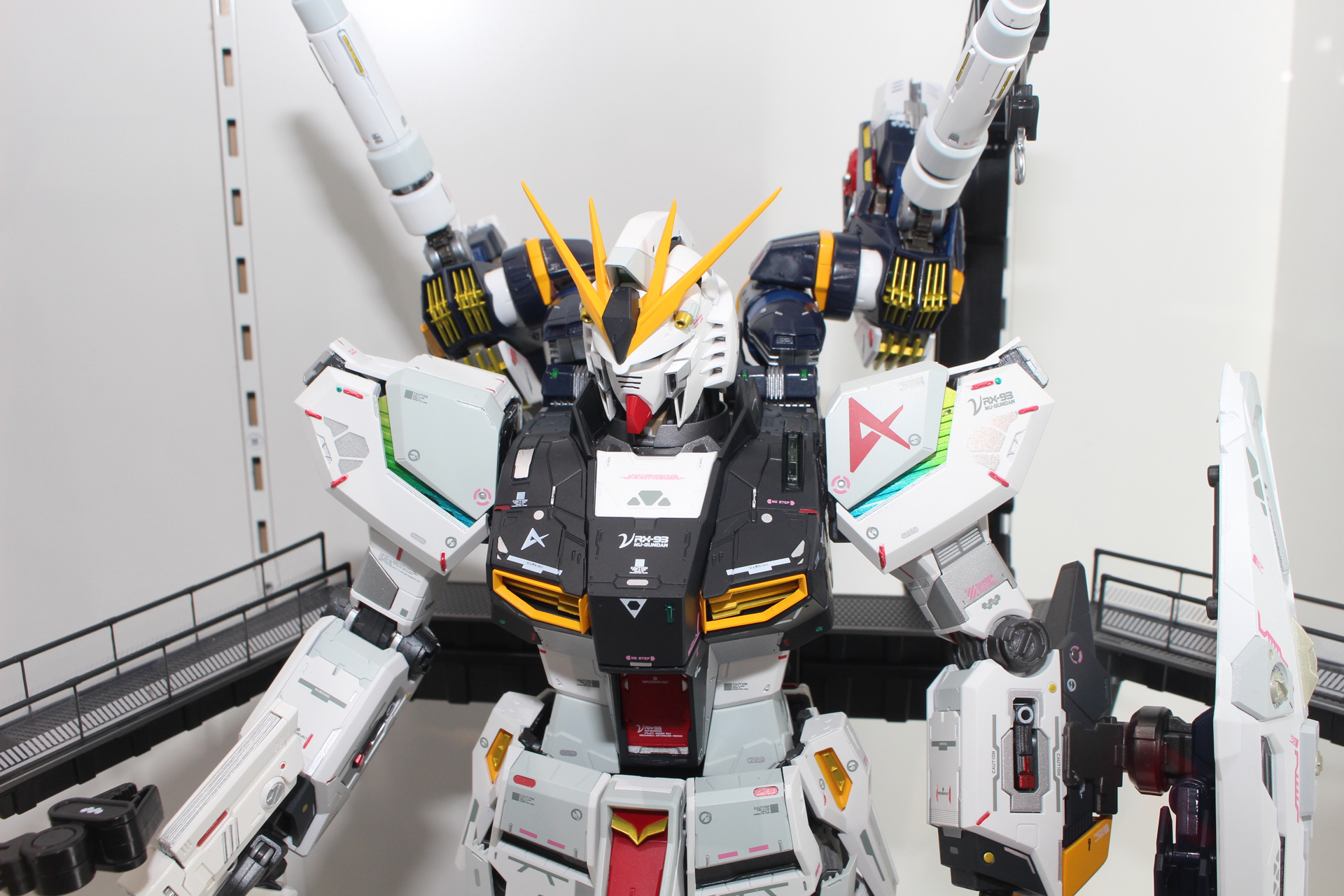 セットに付属するのはインコム・ユニットなどを含む武装や増設用のアームアダプター、フィギュア、各種ジョイントパーツとなる