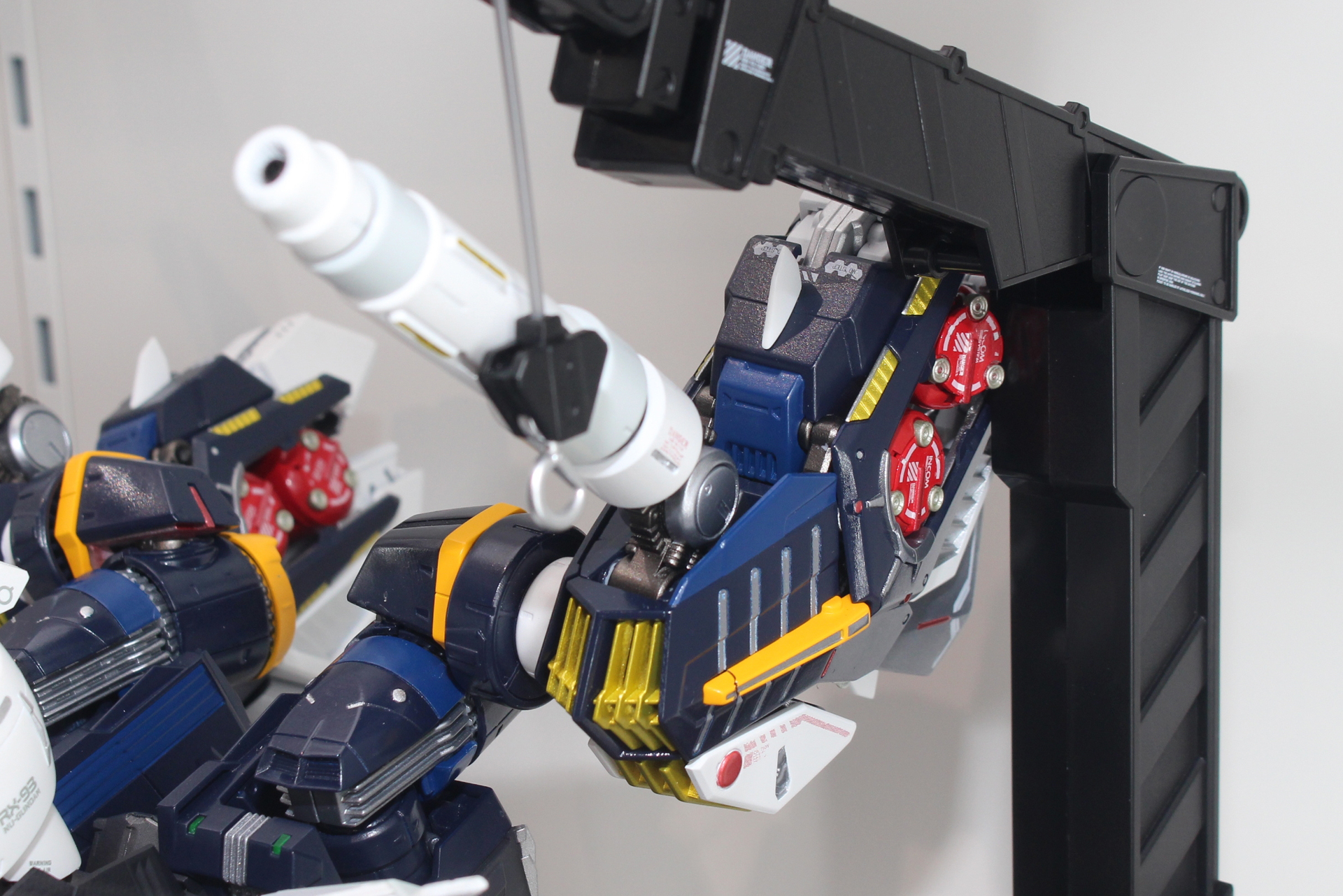 左右2個ずつのインコム・ユニットを装備