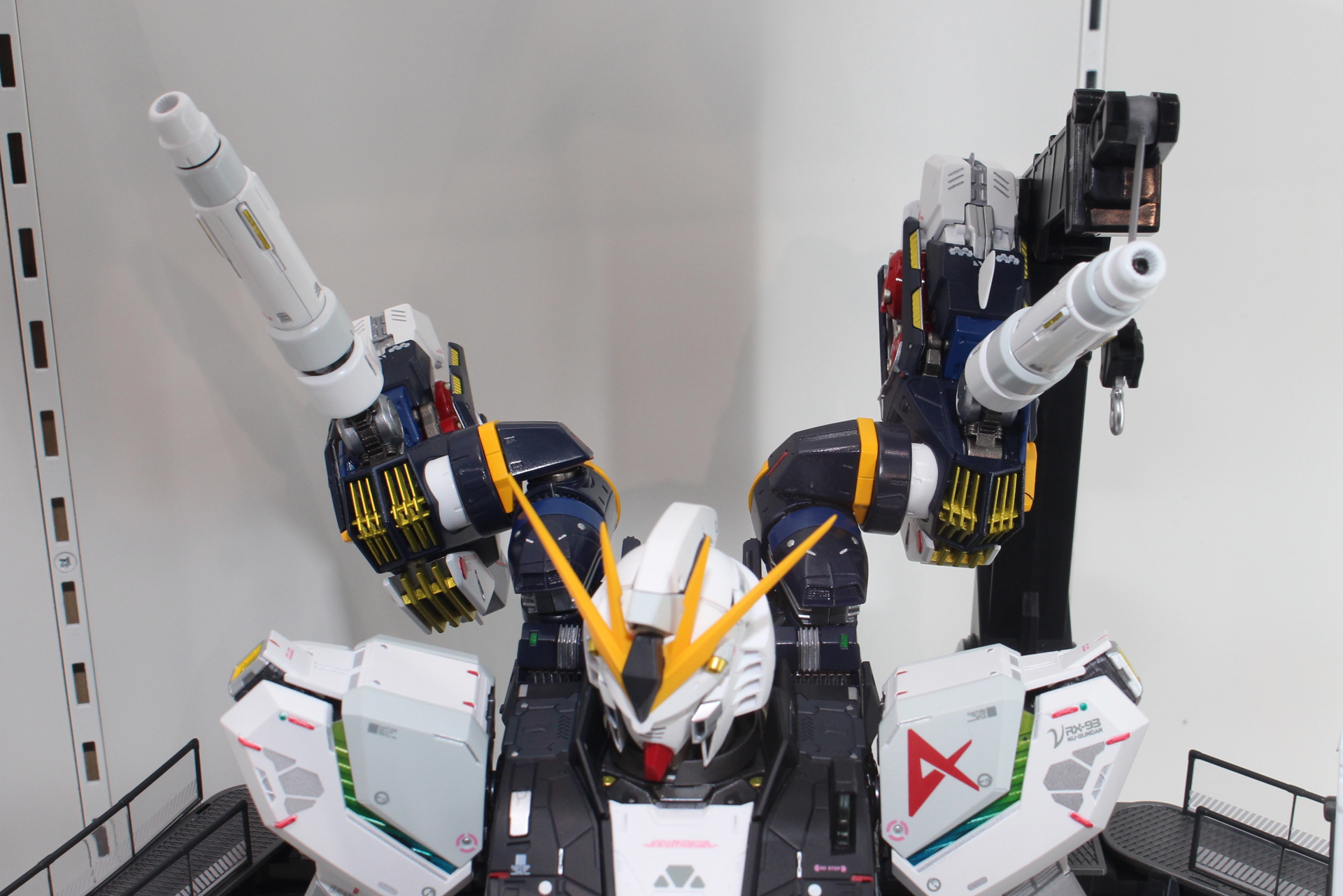 2門のビーム・キャノンは大出力のビーム・サーベルにもなる