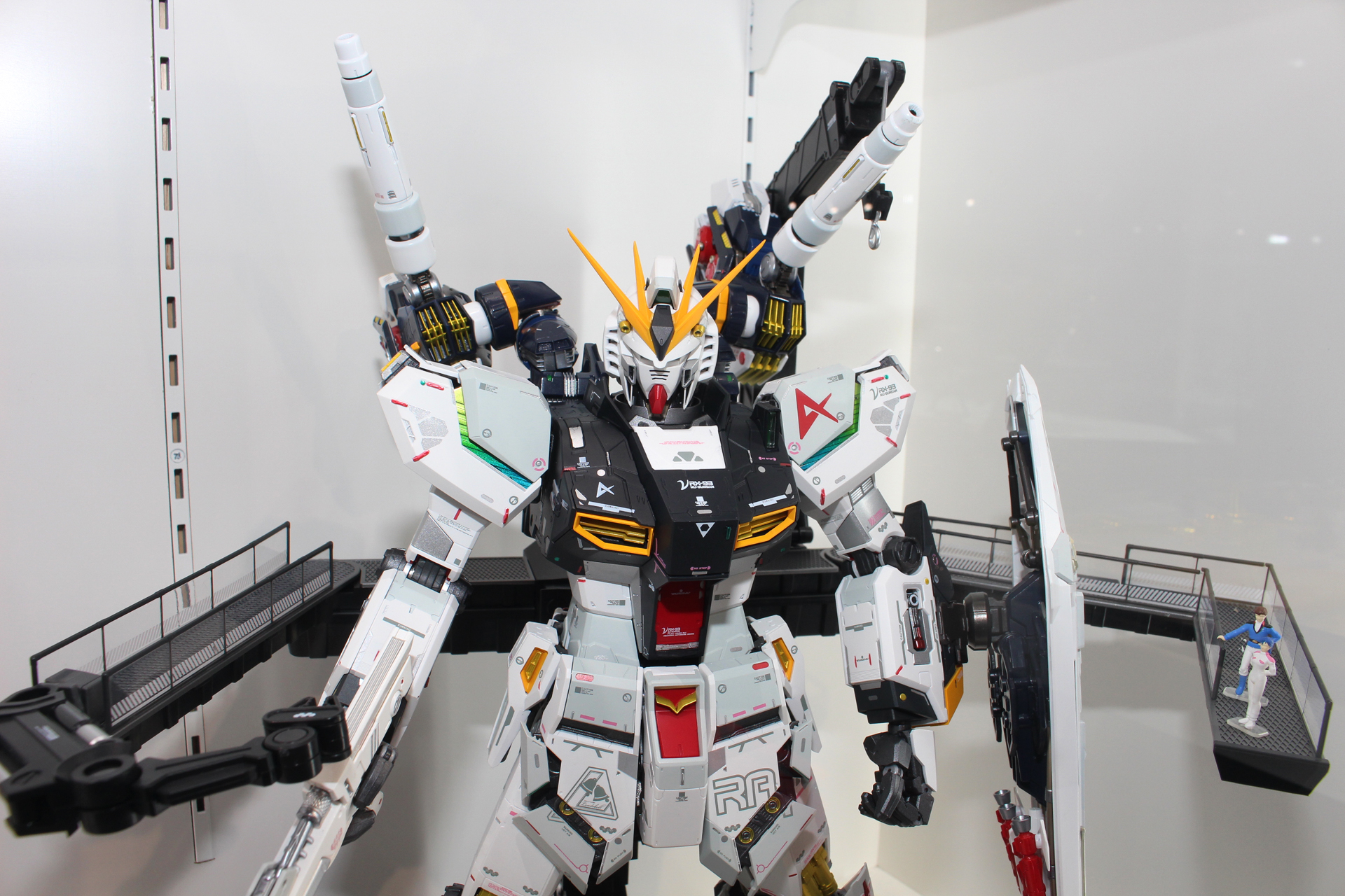 写真にはないオプションのフィン・ファンネルをダブル仕様とするためのジョイントが付属している