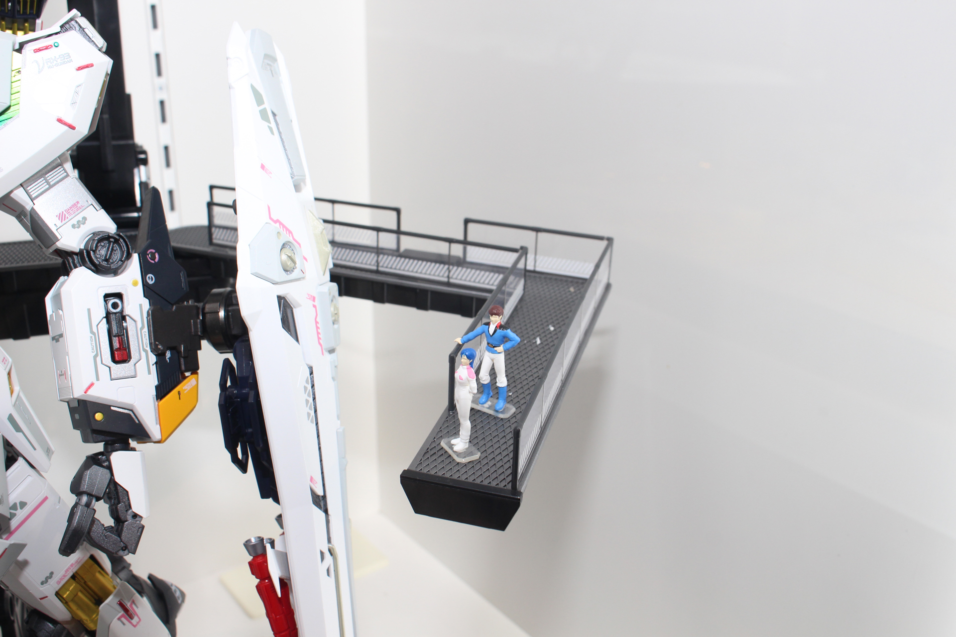 アムロやチェーン、オクトバー、整備員など同スケールのフィギュアが付属
