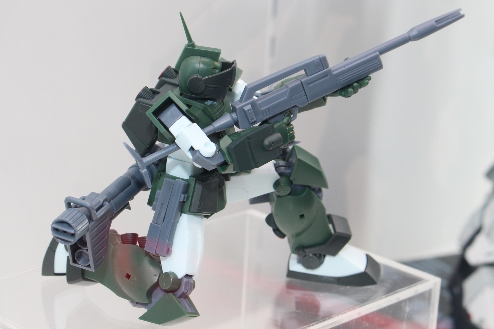 一年戦争時の機体とは異なるダークグリーンの機体