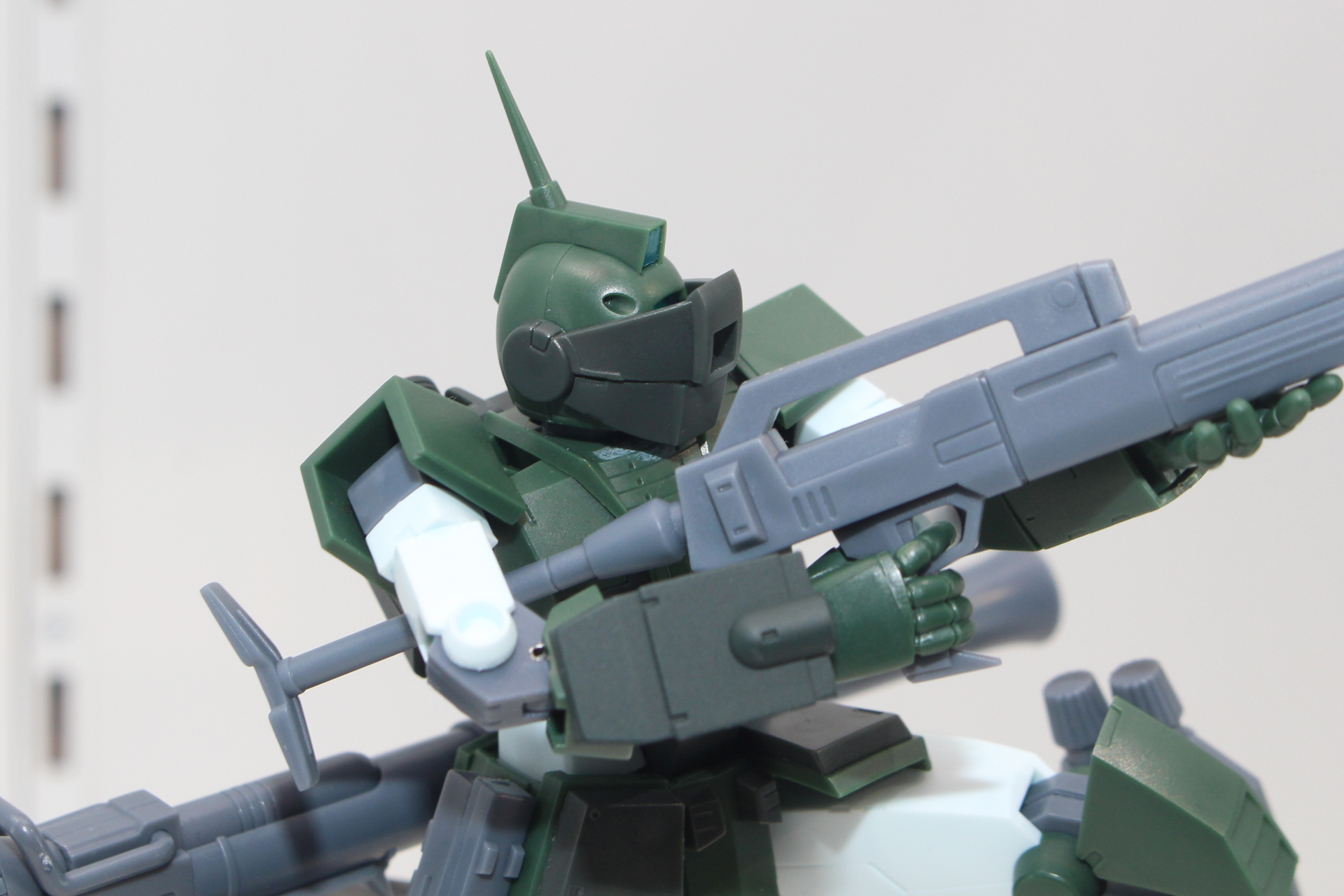 頭部のバイザーは可動し、開閉時の状態を再現できる