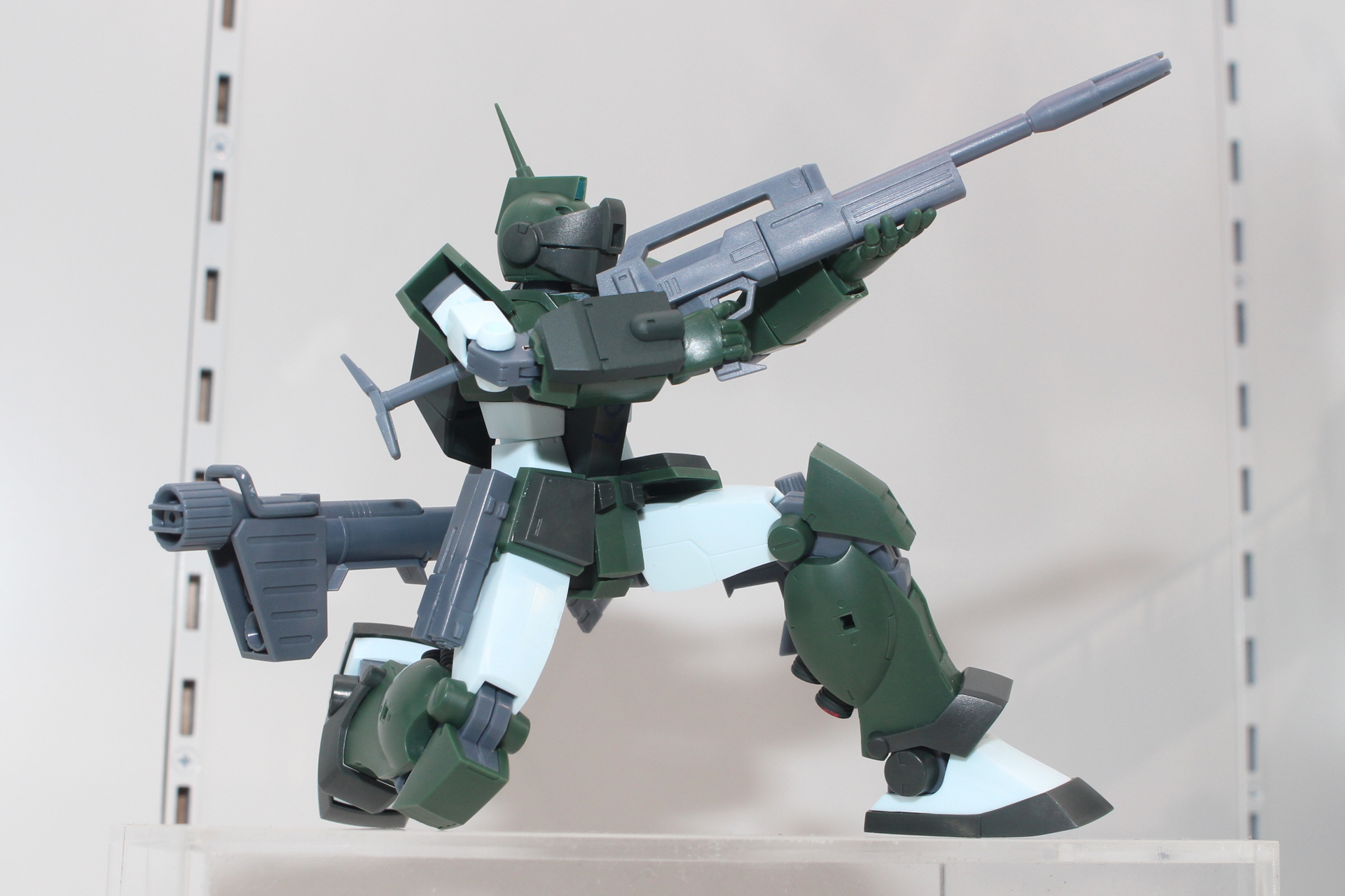 ジムスナといえばこの構え。ビーム・ライフルは通常版にもできる