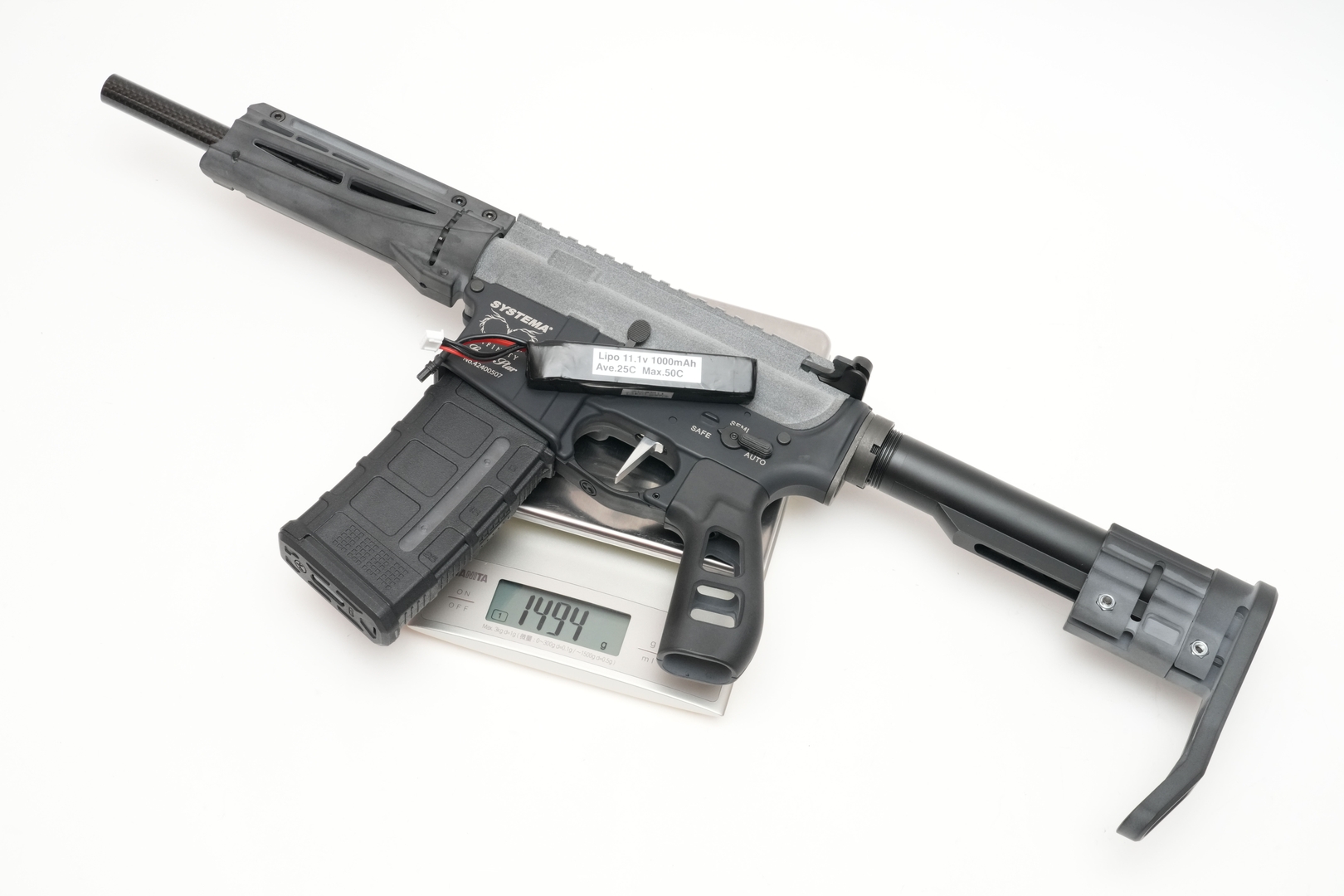 本体、マガジン、バッテリーの合計重量は実測1,494g