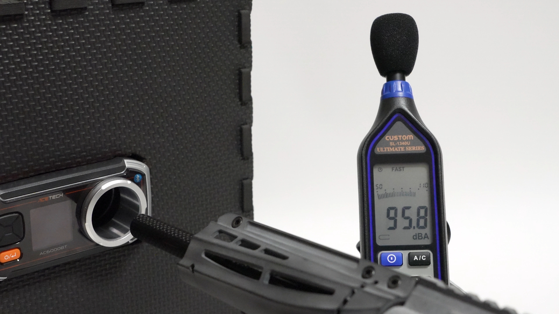 セミオート射撃時の音量は95.8dBA