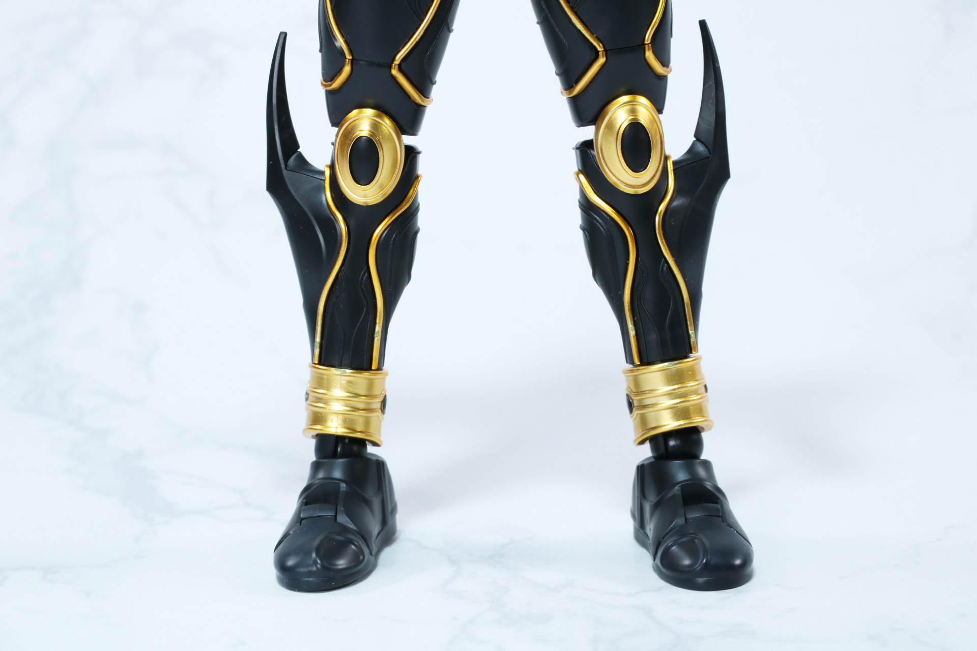 脚部もどっしりとした安定感。台座なしでも立たせることができる