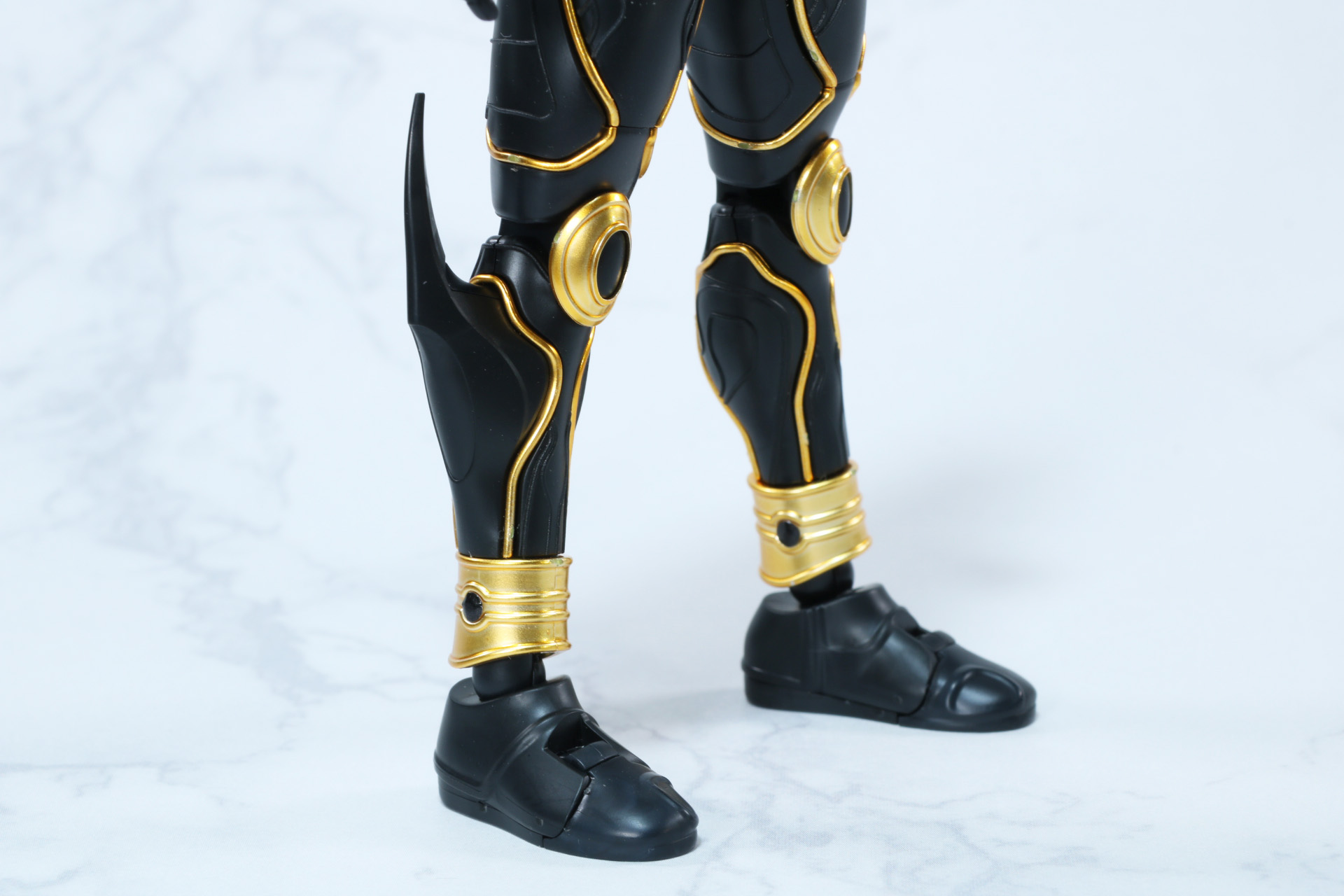 「アークル」も細かく造形。中央の黒いアマダムや金色の縁取りも再現されている