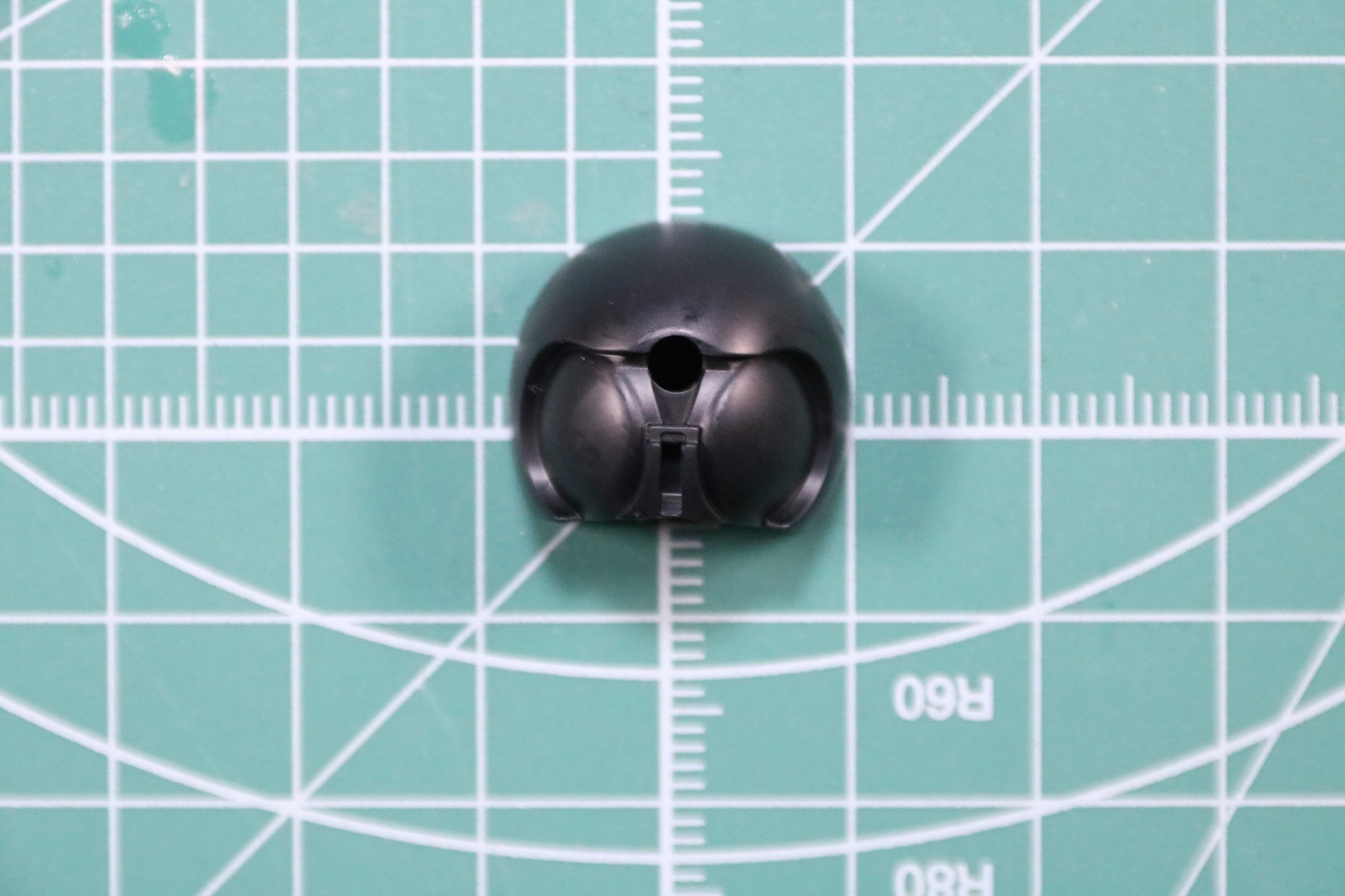 頭部正面の複眼部分にシールを貼る