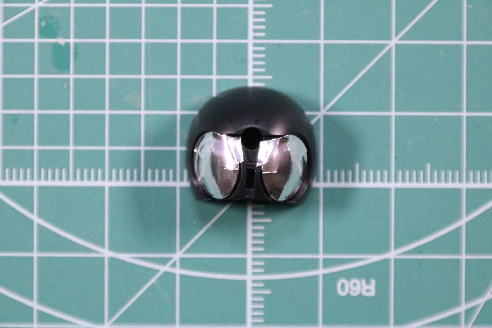 頭部正面の複眼部分にシールを貼る