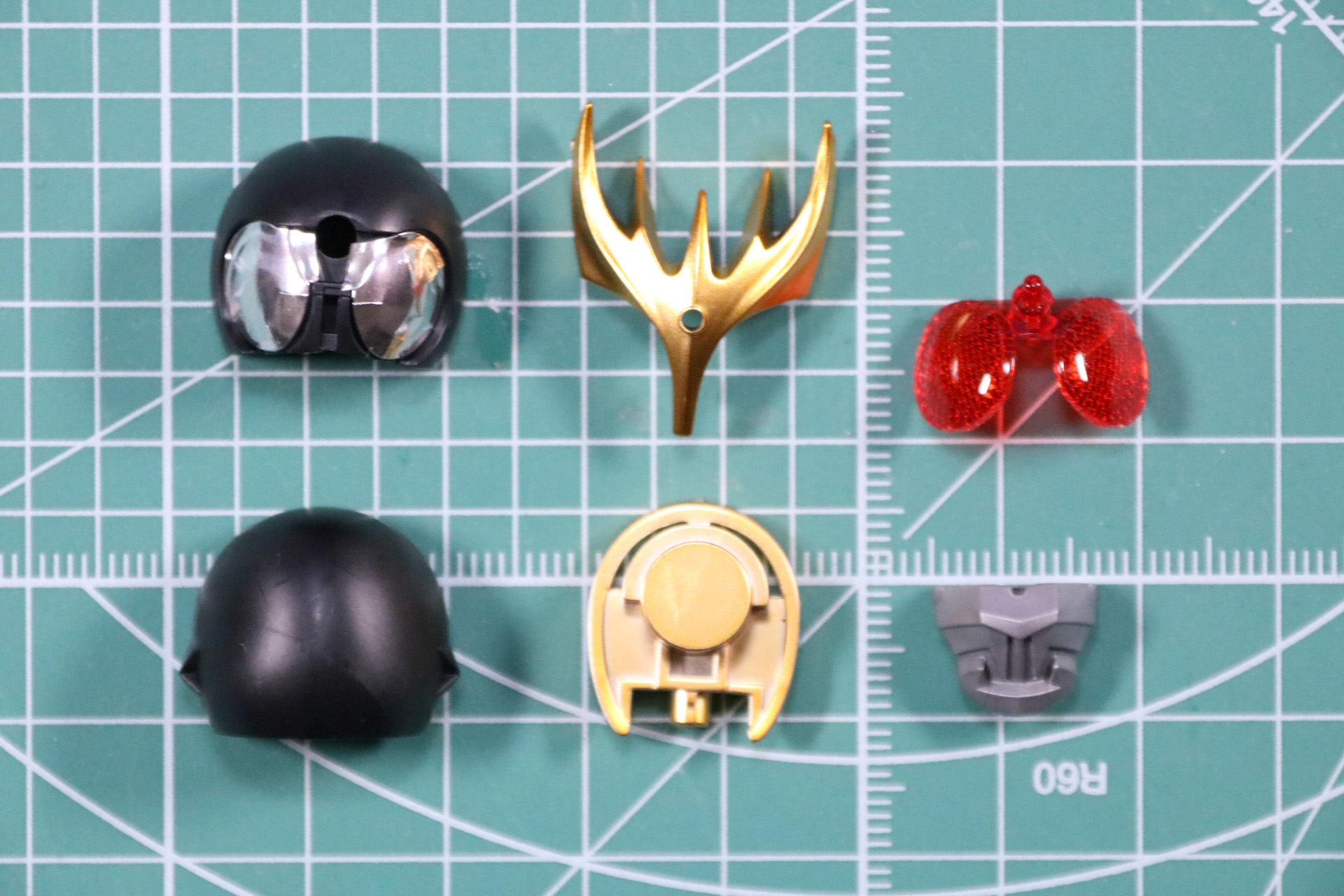 各パーツを組み立てることで頭部が完成