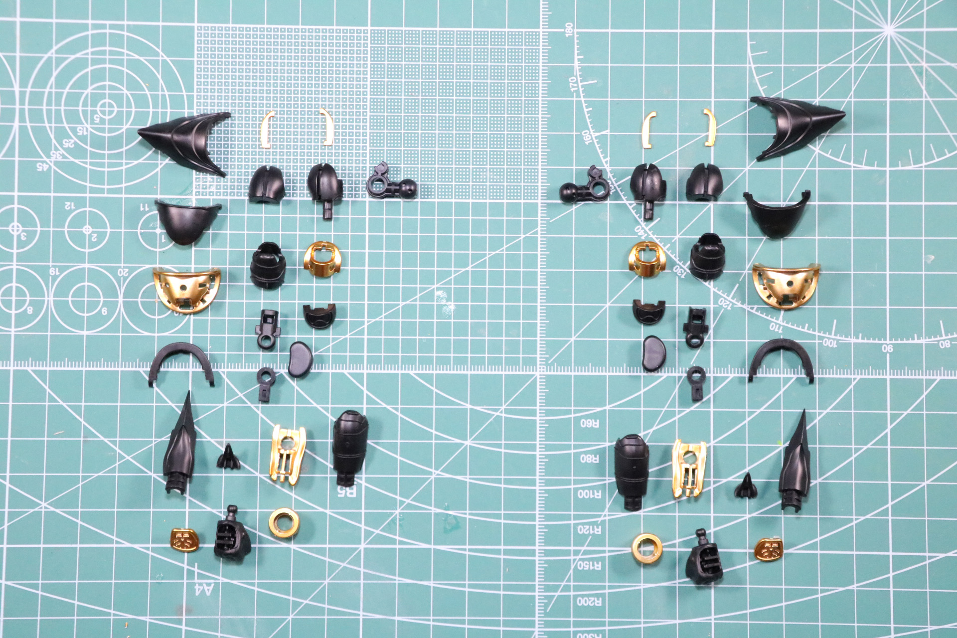 肘付近の内側、細かい金色の色分けはシールで表現