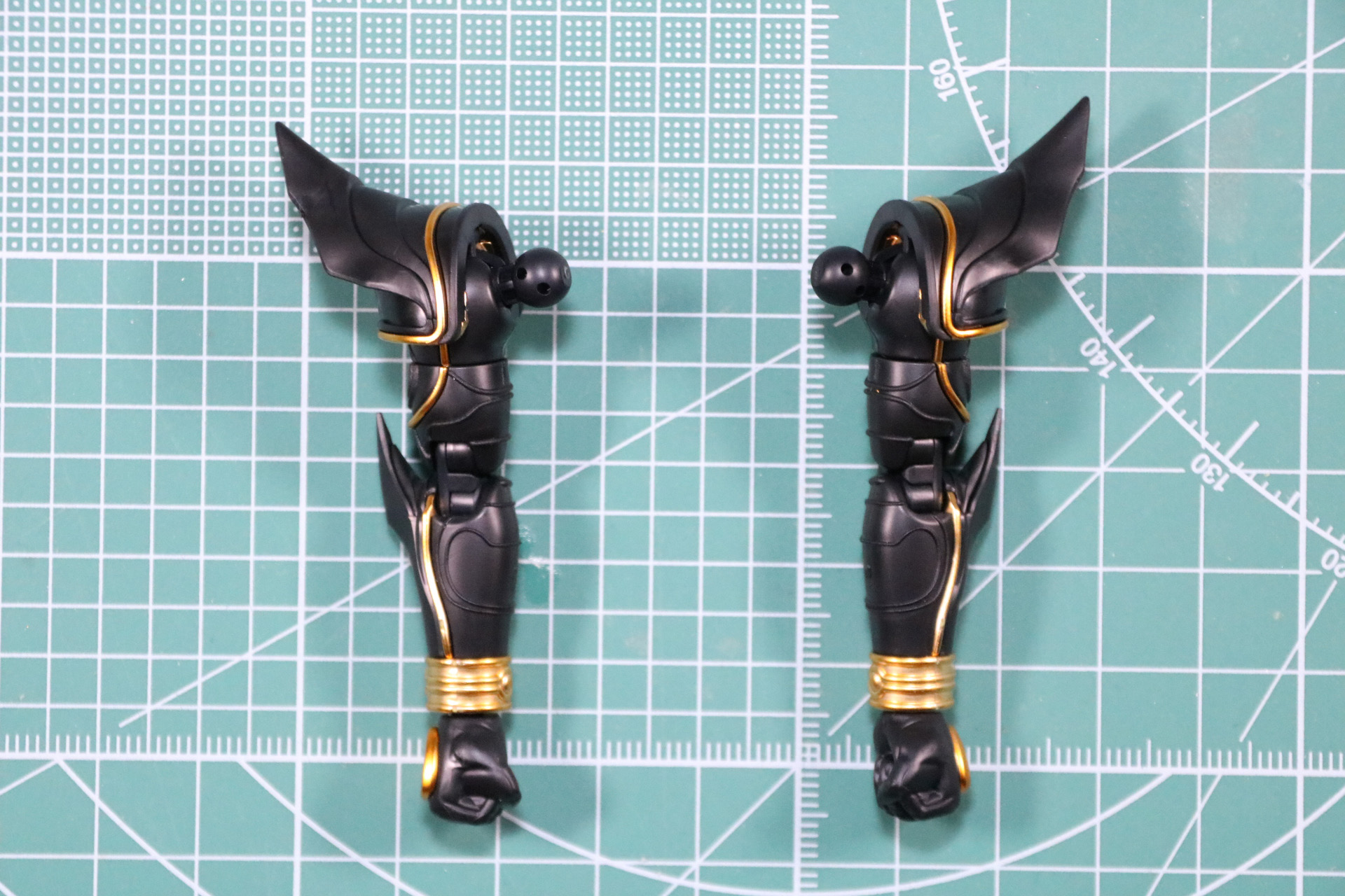 肘付近の内側、細かい金色の色分けはシールで表現