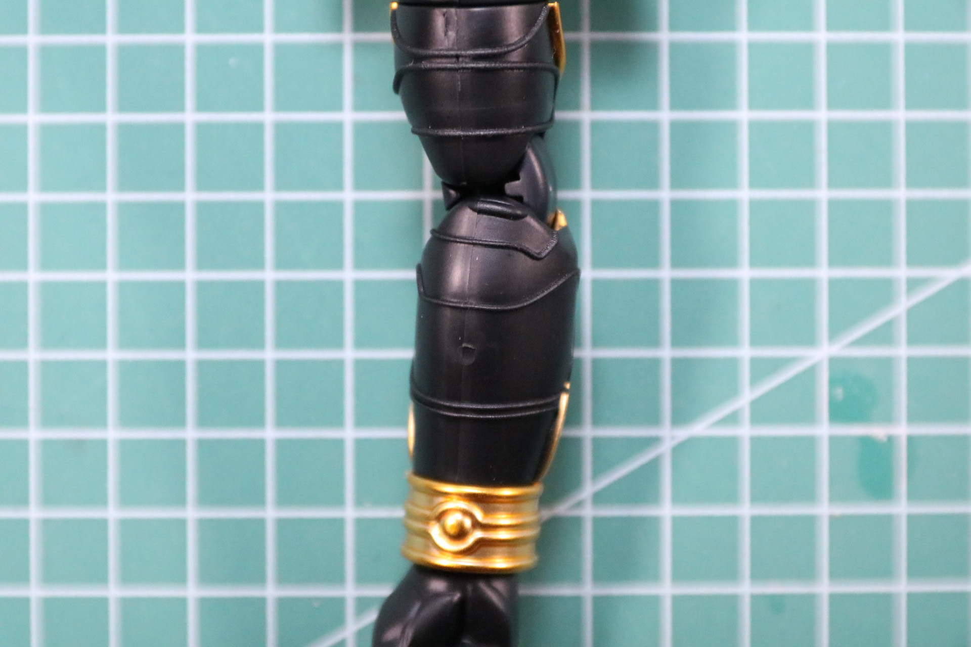 肘付近の内側、細かい金色の色分けはシールで表現