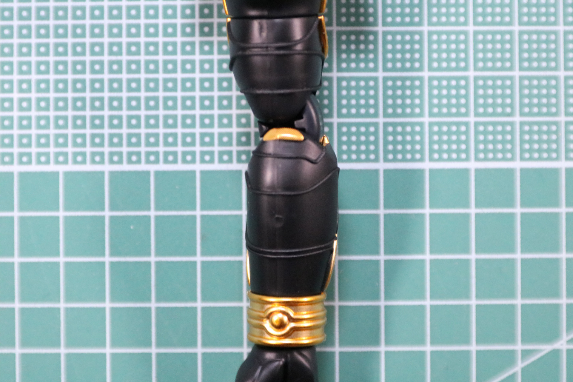 肘付近の内側、細かい金色の色分けはシールで表現