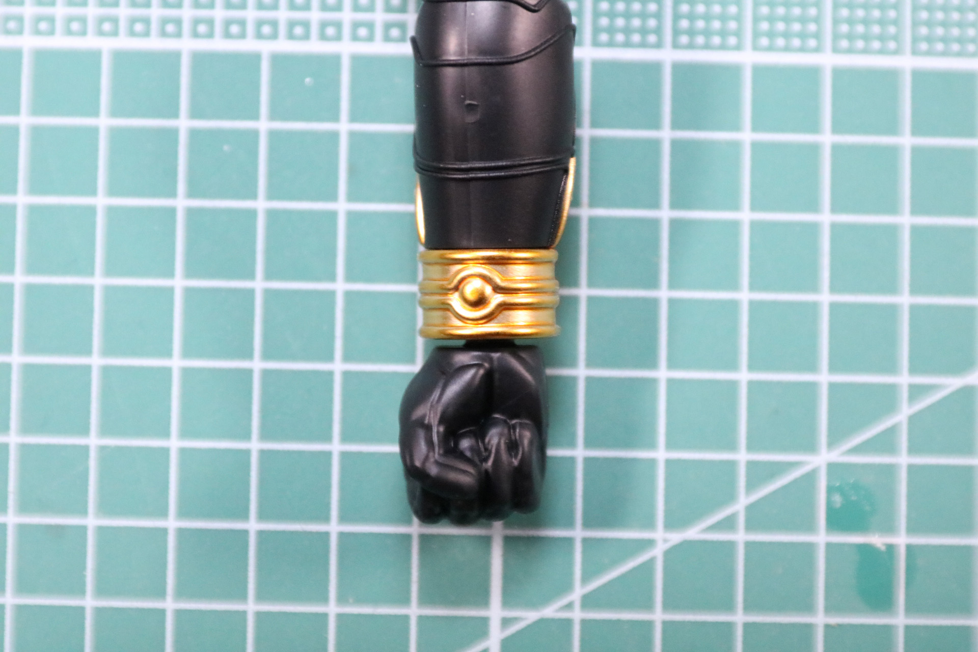 手首部分は黒のシールで色分け