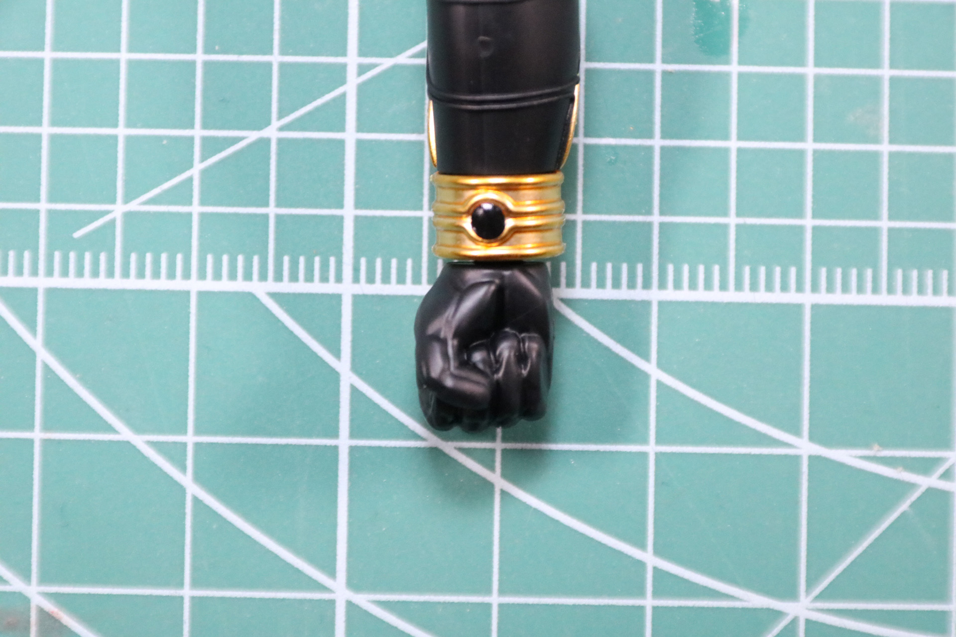 手首部分は黒のシールで色分け