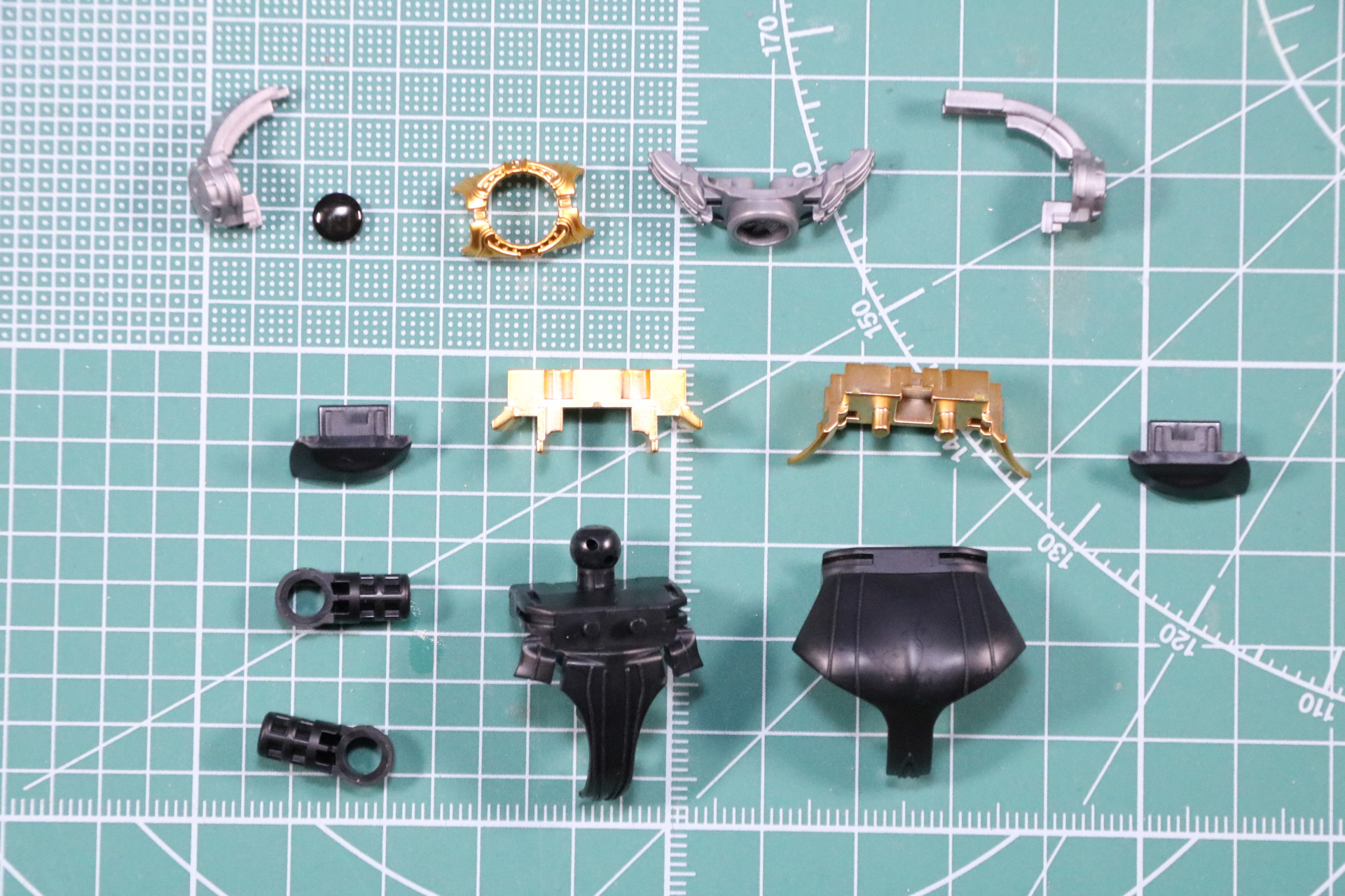 「アークル」の金の縁取り部分にシールを貼って色分けを表現