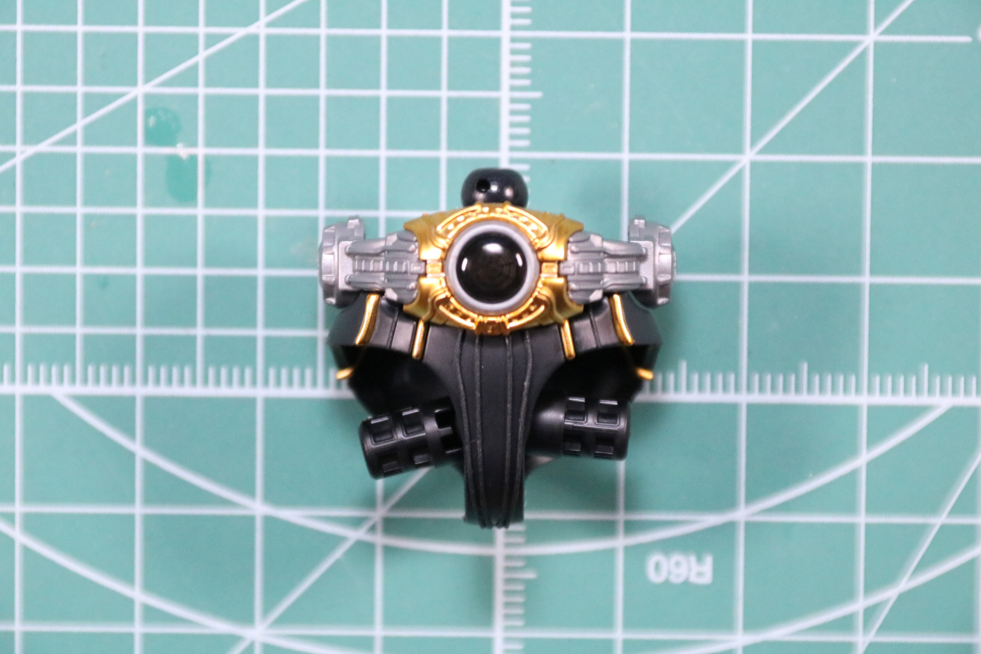 「アークル」の金の縁取り部分にシールを貼って色分けを表現