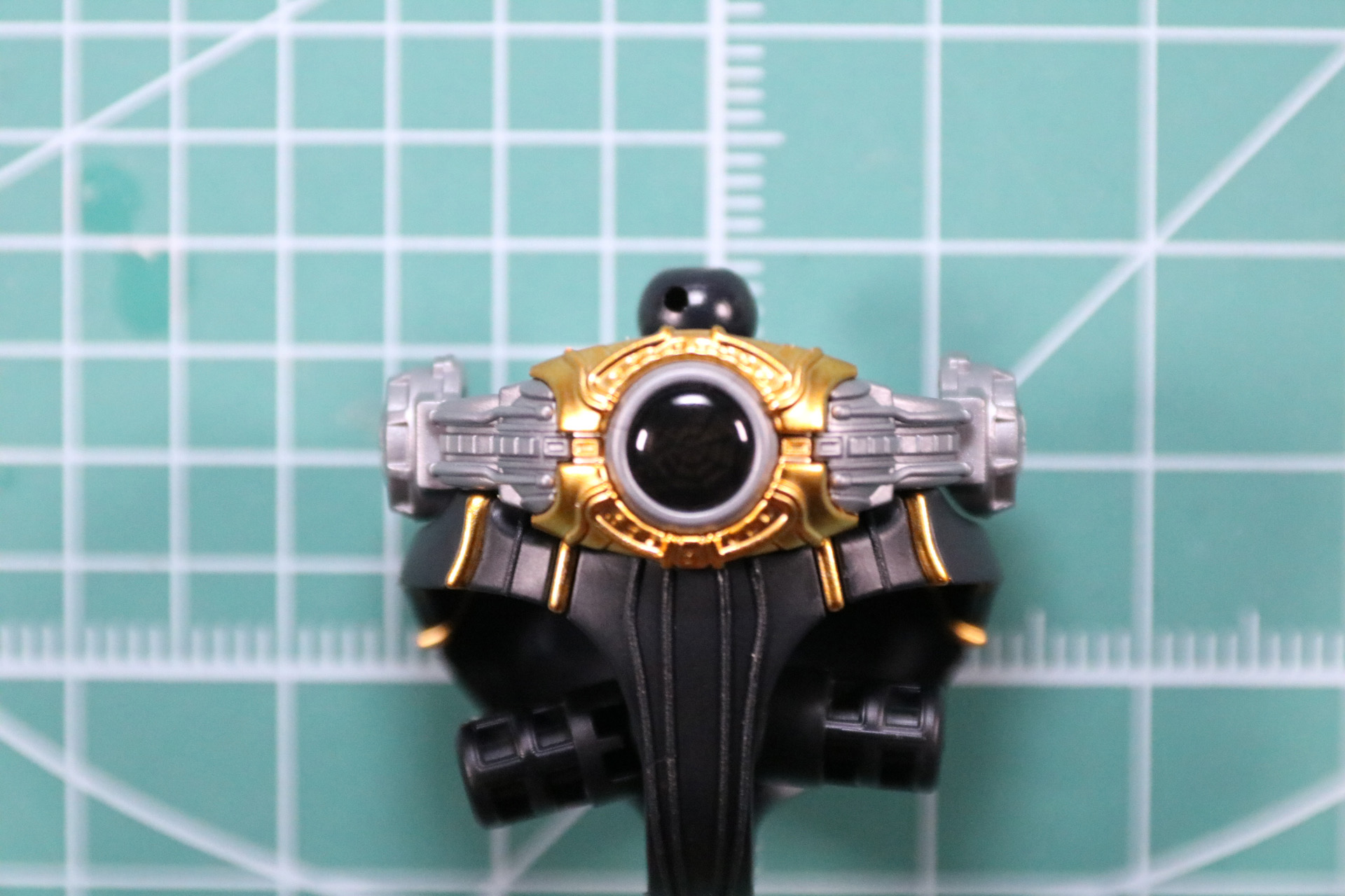 「アークル」の金の縁取り部分にシールを貼って色分けを表現