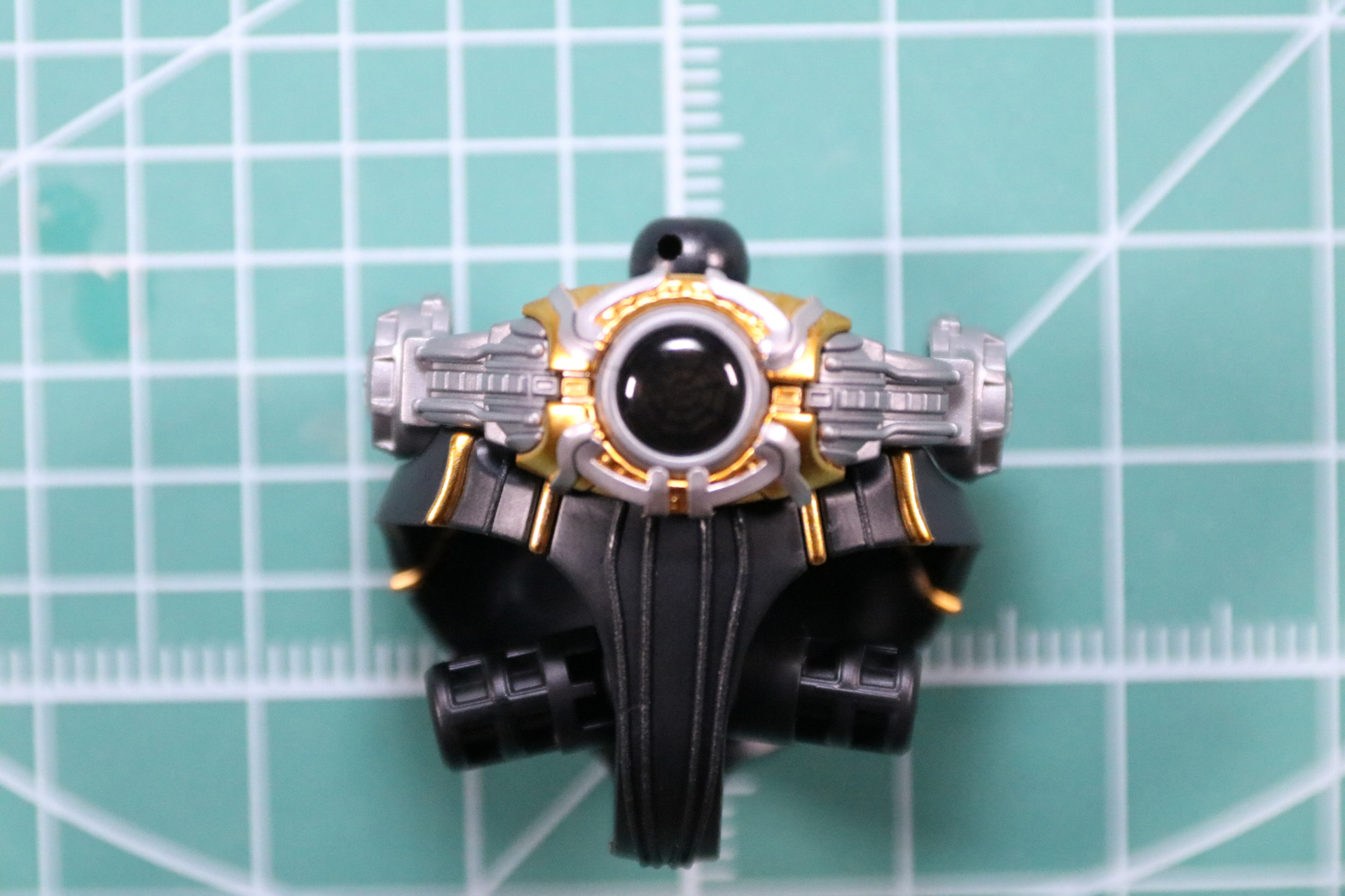 「アークル」の金の縁取り部分にシールを貼って色分けを表現