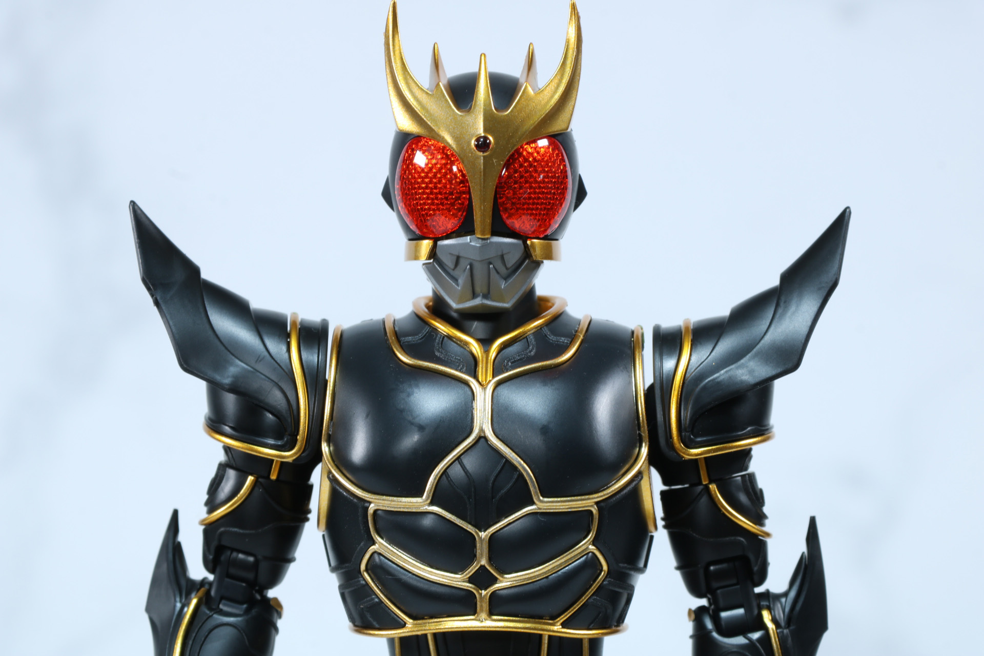 鋭い生体甲冑のフォルムで威圧感ある造形が再現されている