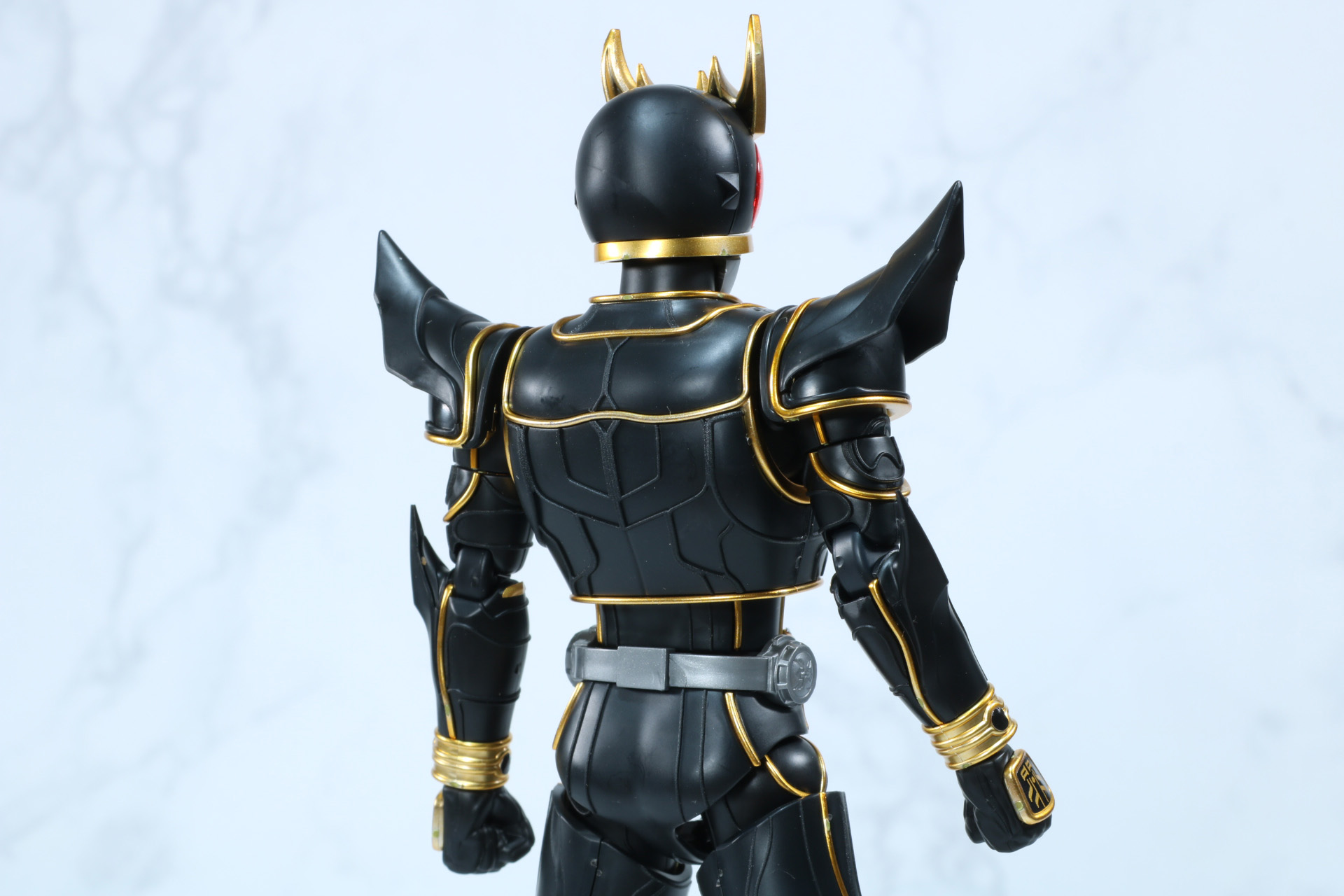 脚部もどっしりとした安定感。台座なしでも立たせることができる