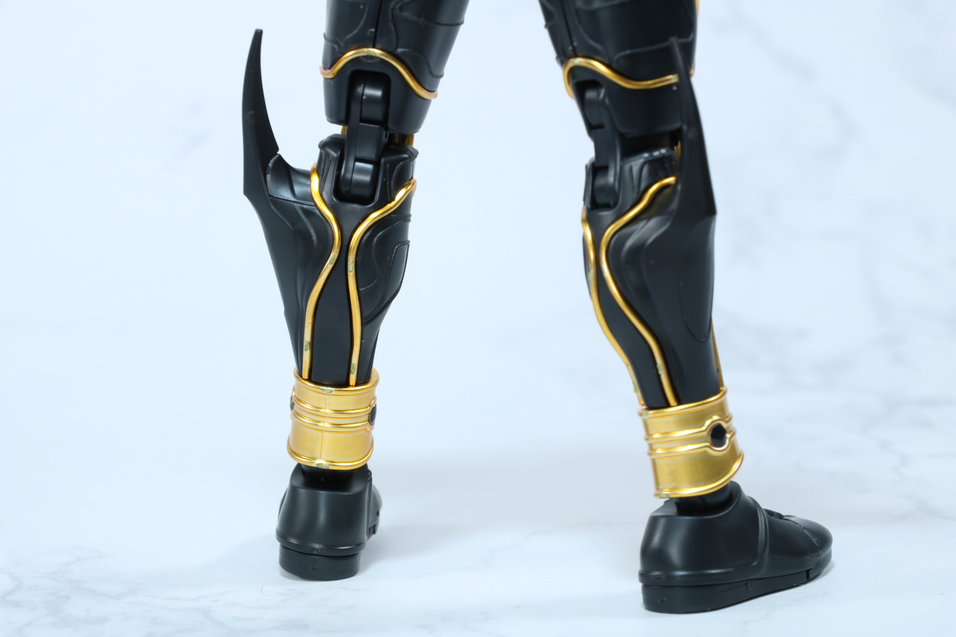 「アークル」も細かく造形。中央の黒いアマダムや金色の縁取りも再現されている